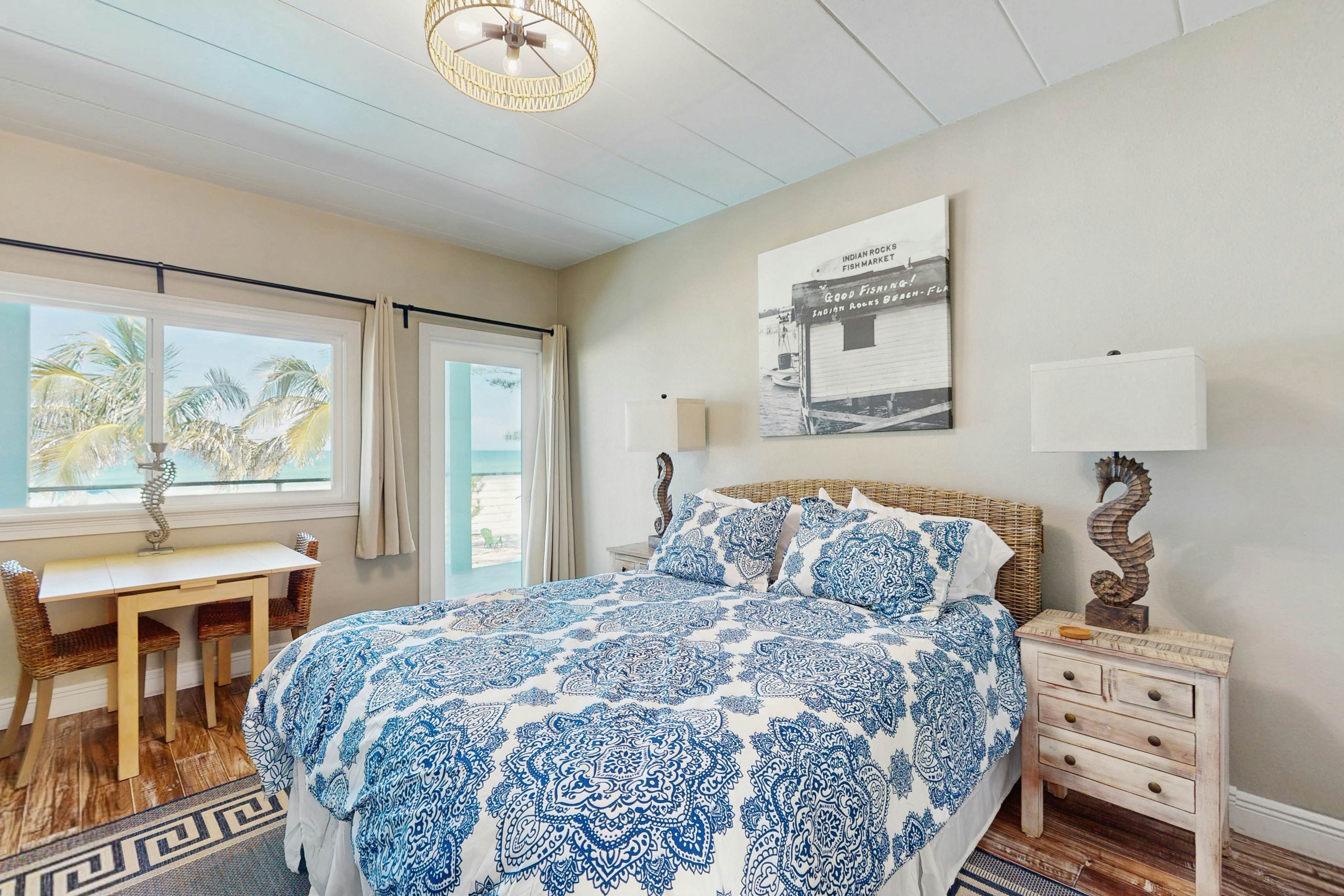 Gulf-front condo - top-floor, beach access - full kitchen & central AC