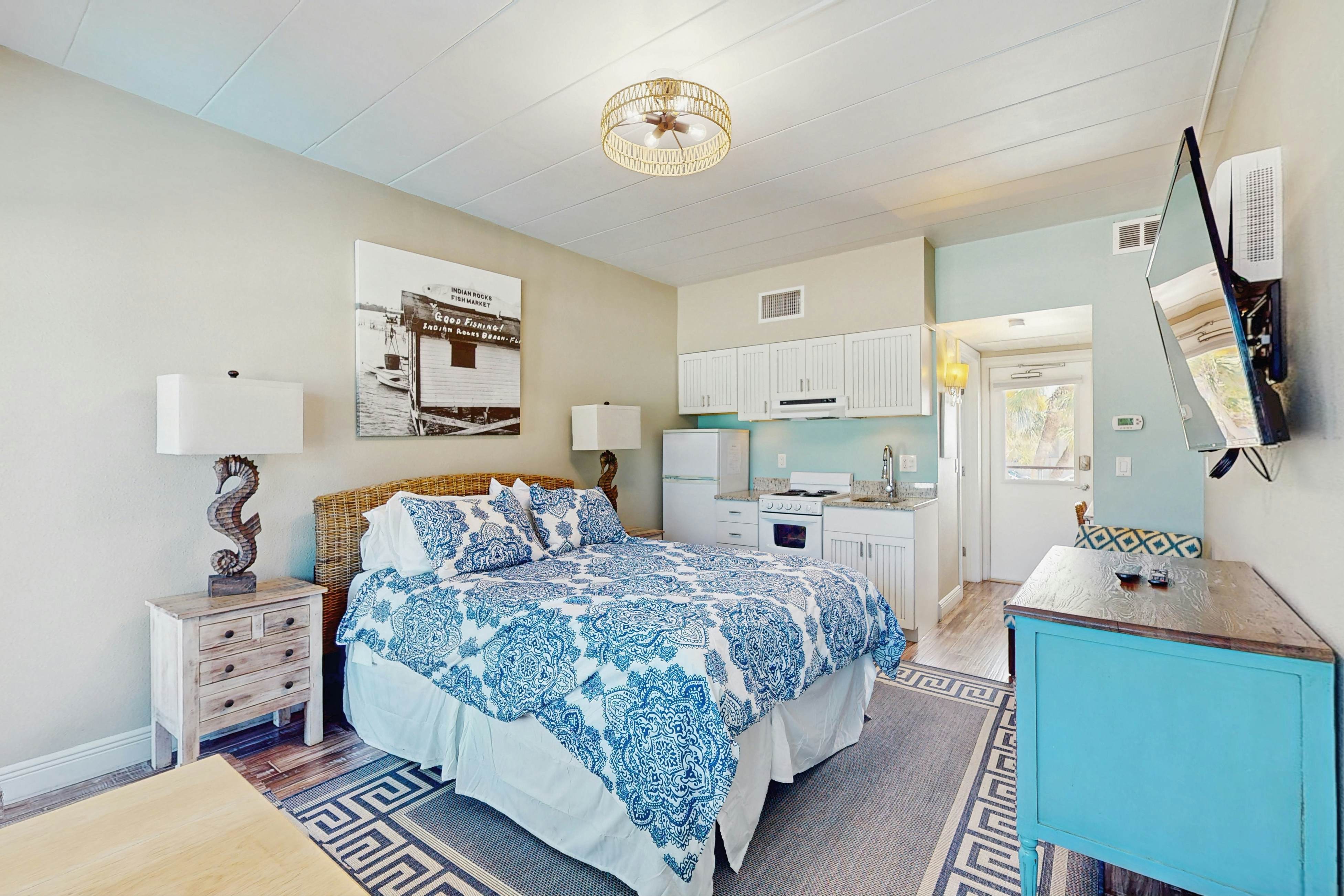 Gulf-front condo - top-floor, beach access - full kitchen & central AC