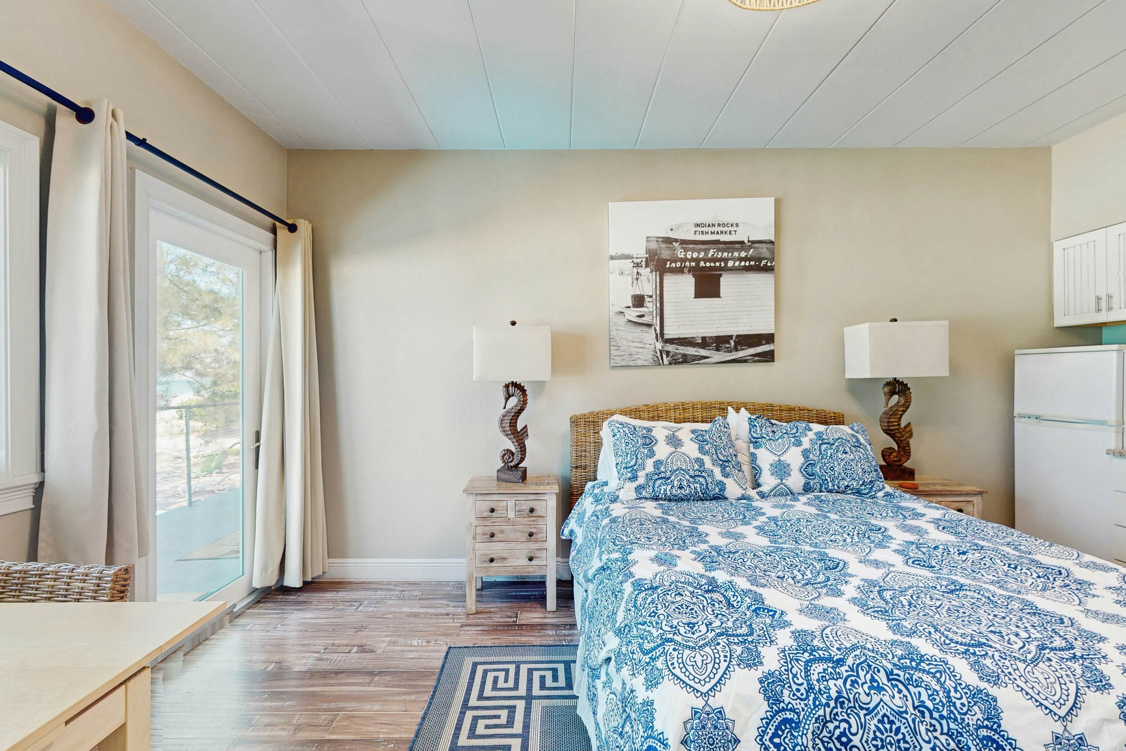 Gulf-front condo - top-floor, beach access - full kitchen & central AC