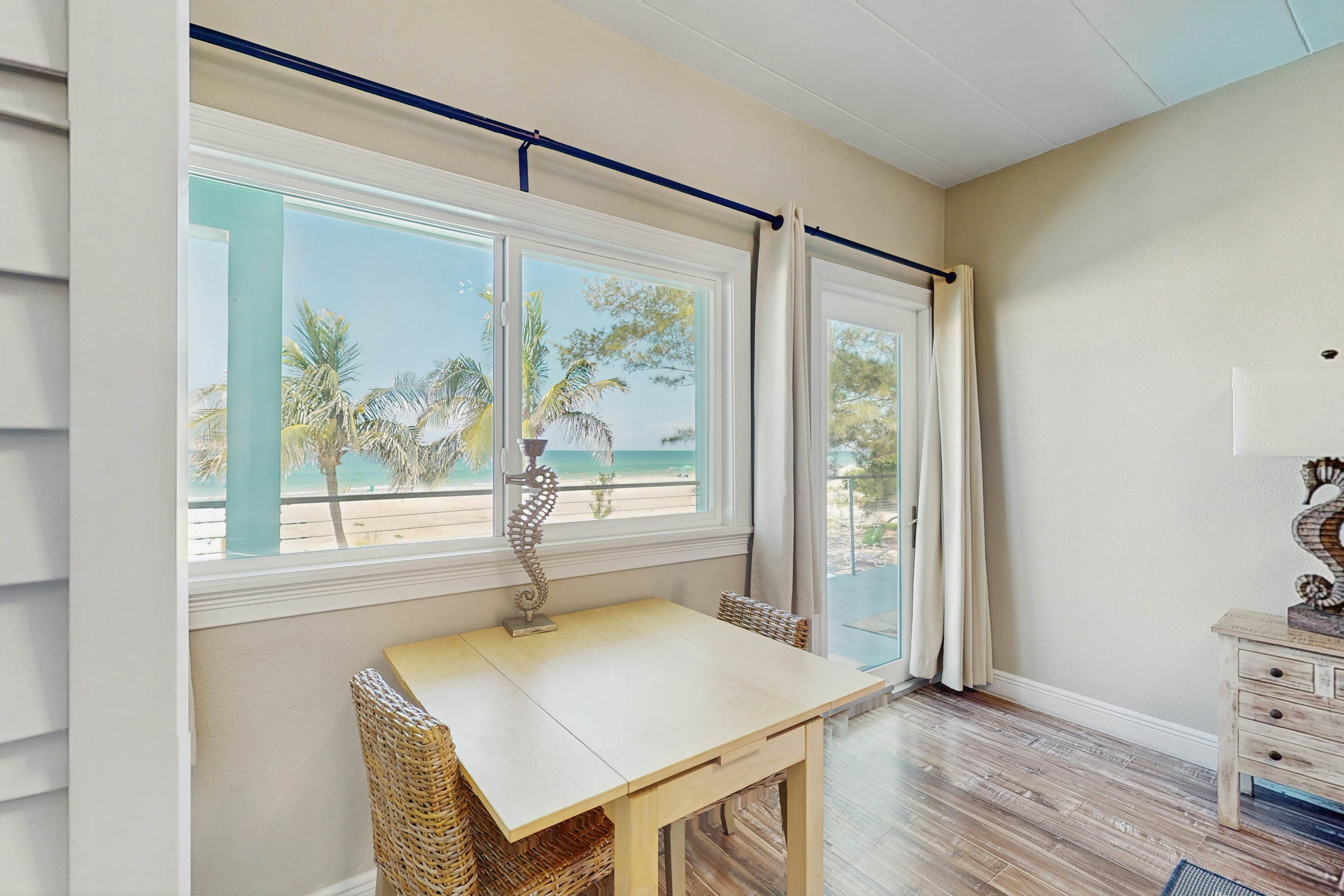 Gulf-front condo - top-floor, beach access - full kitchen & central AC