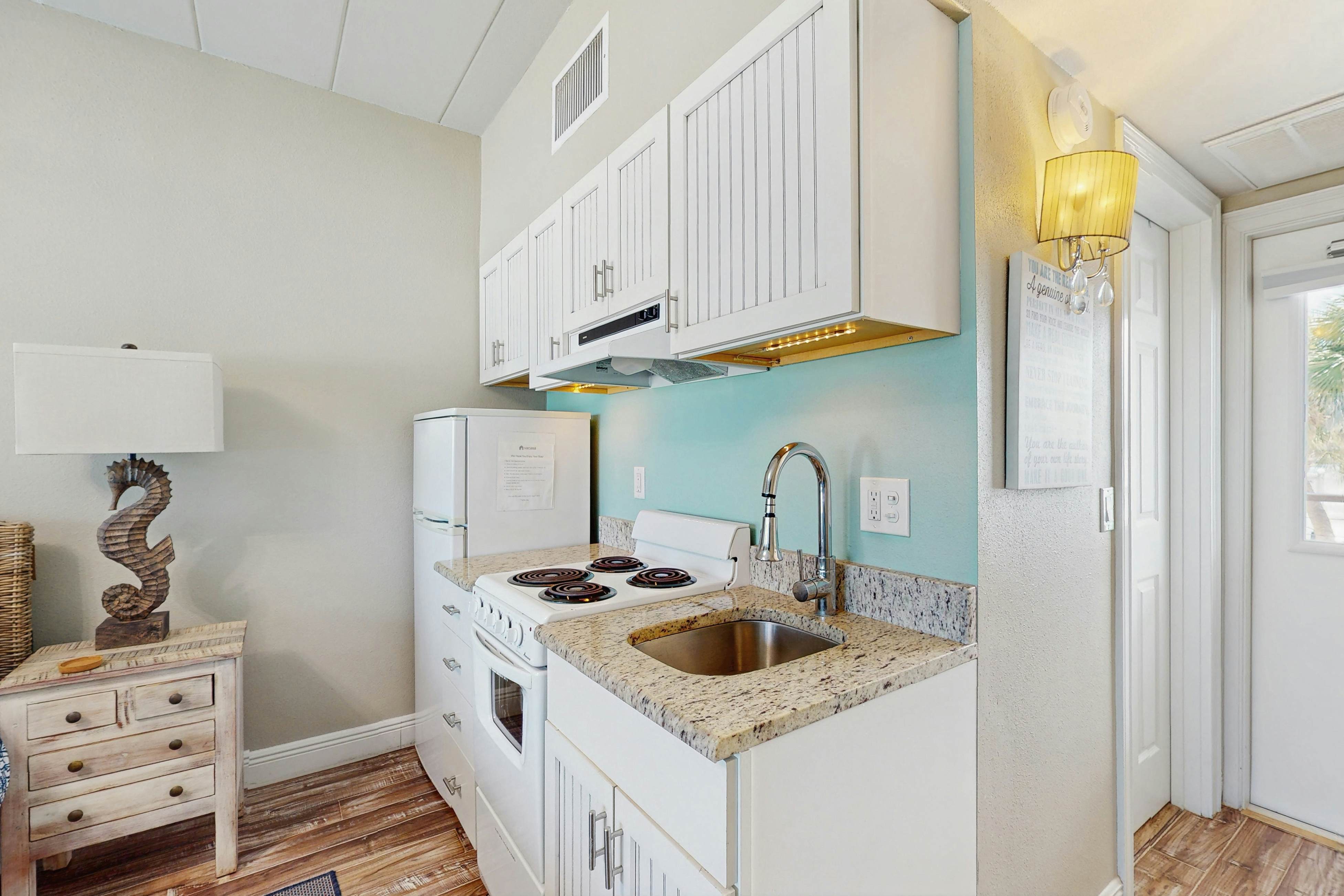 Gulf-front condo - top-floor, beach access - full kitchen & central AC