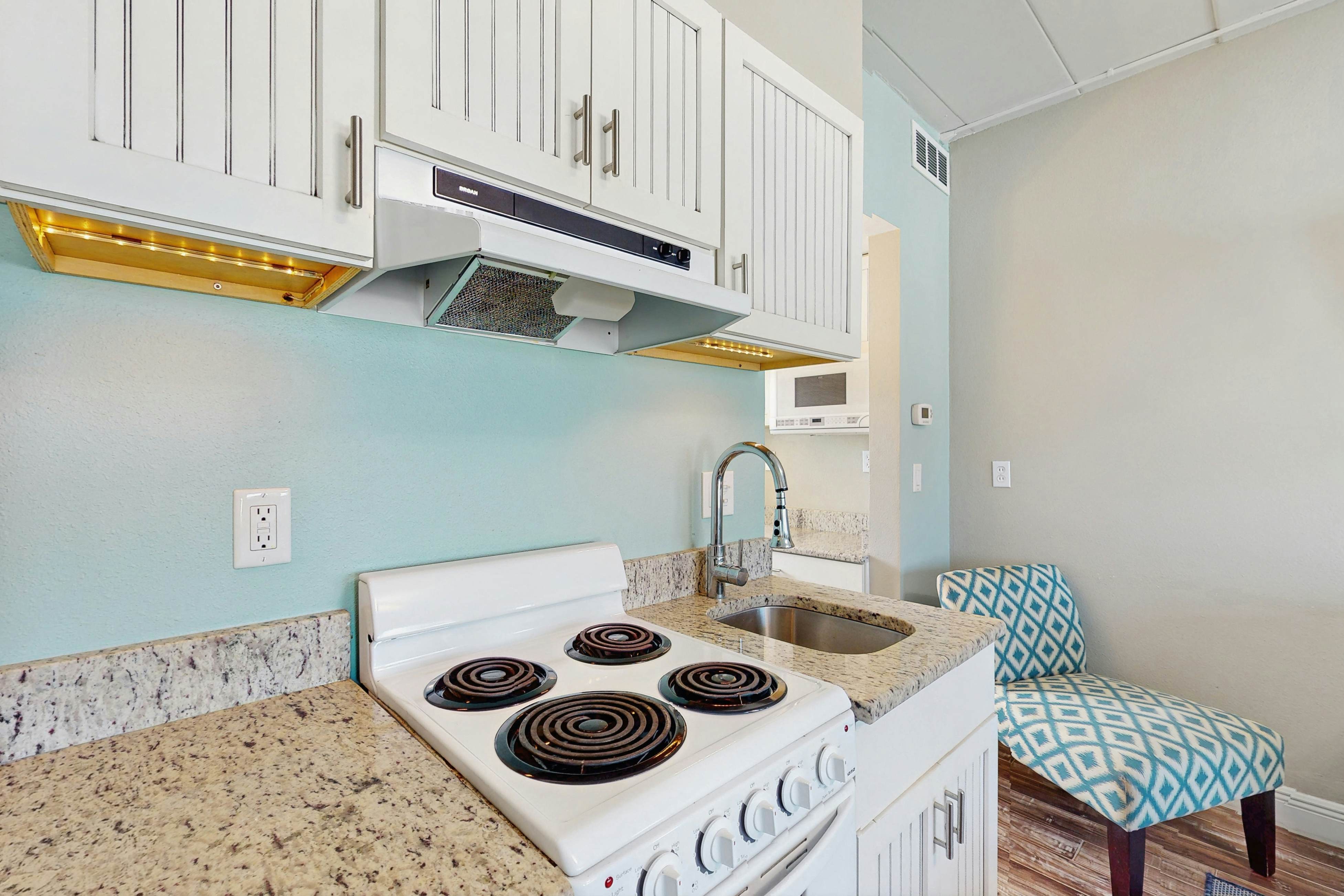 Gulf-front condo - top-floor, beach access - full kitchen & central AC