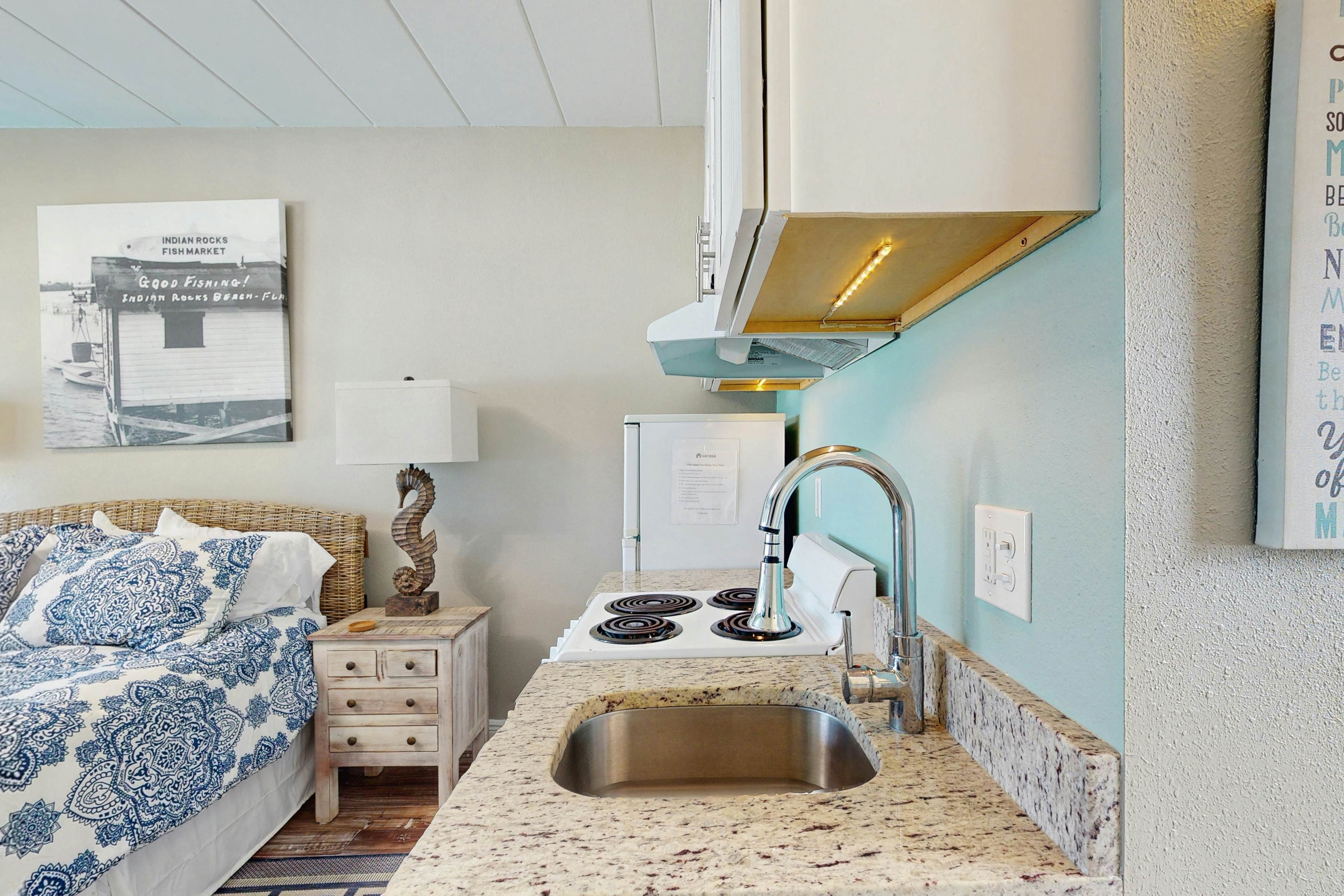 Gulf-front condo - top-floor, beach access - full kitchen & central AC