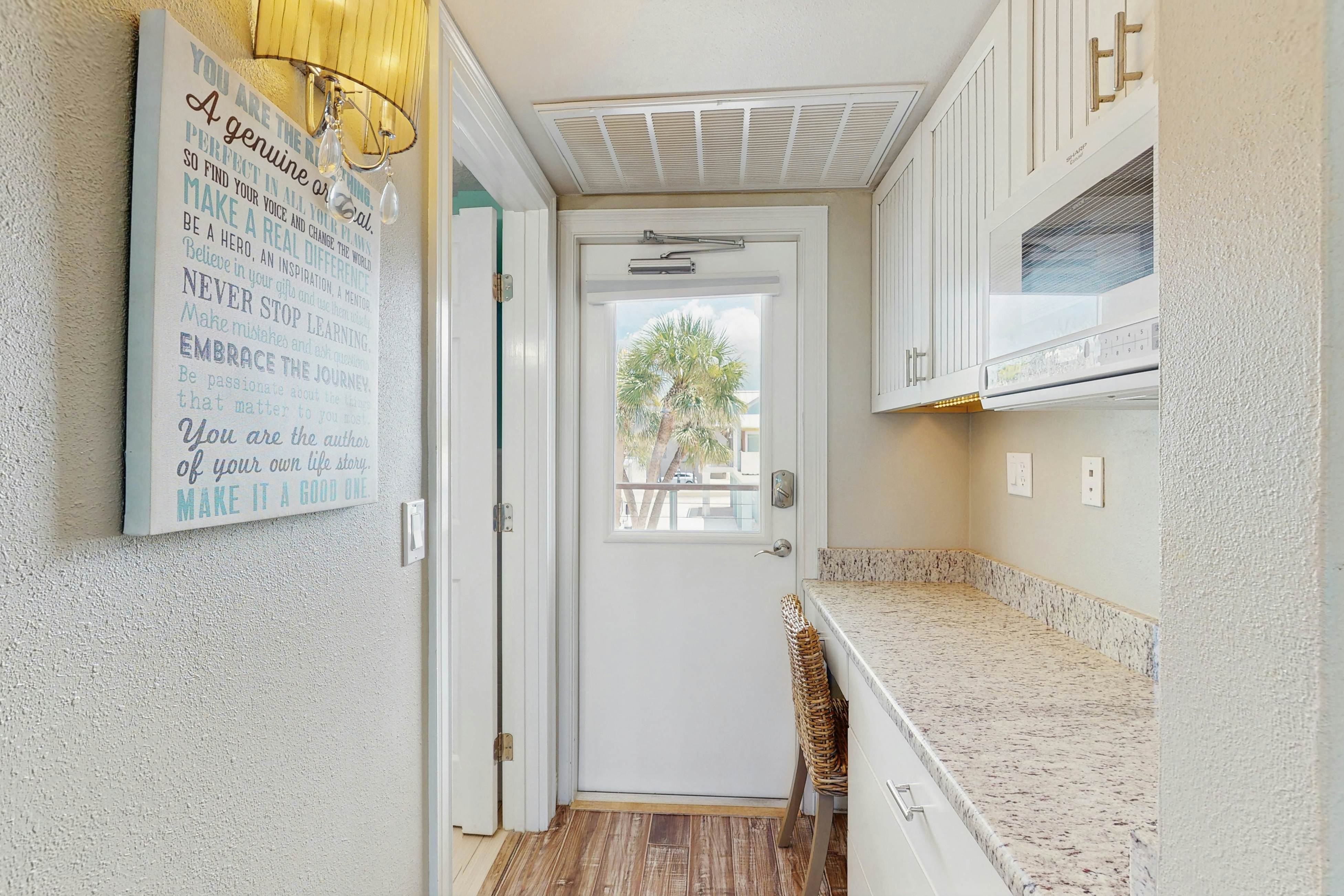 Gulf-front condo - top-floor, beach access - full kitchen & central AC