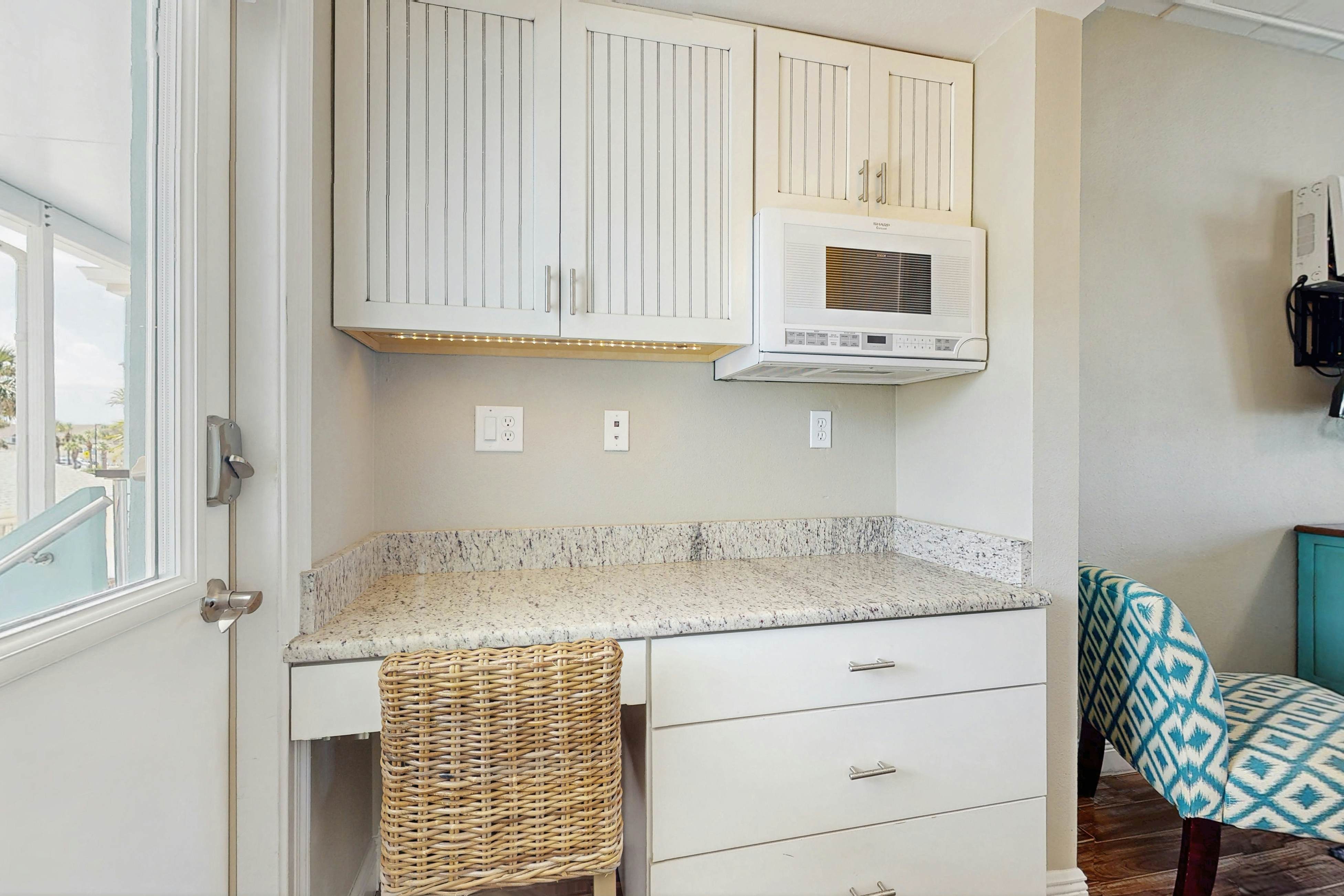 Gulf-front condo - top-floor, beach access - full kitchen & central AC