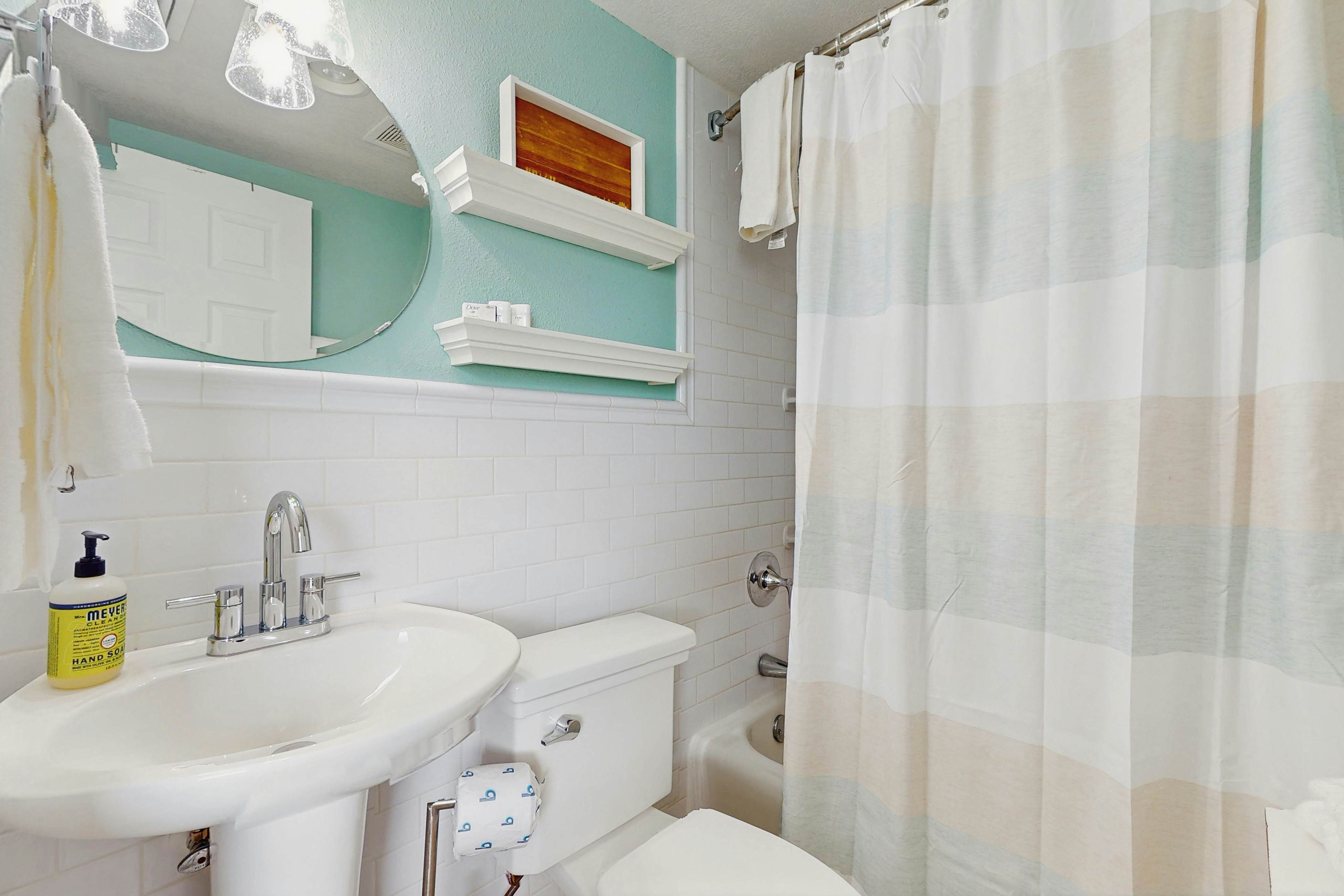 Gulf-front condo - top-floor, beach access - full kitchen & central AC