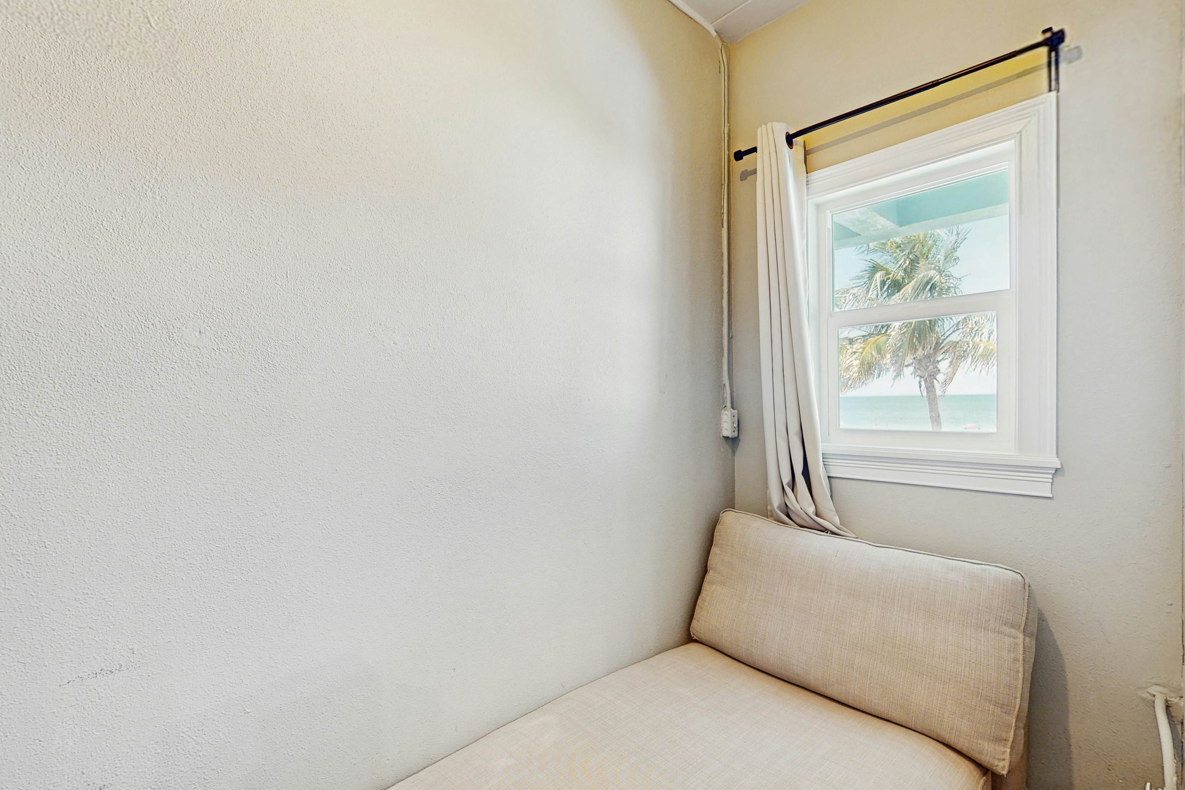 Gulf-front condo - top-floor, beach access - full kitchen & central AC