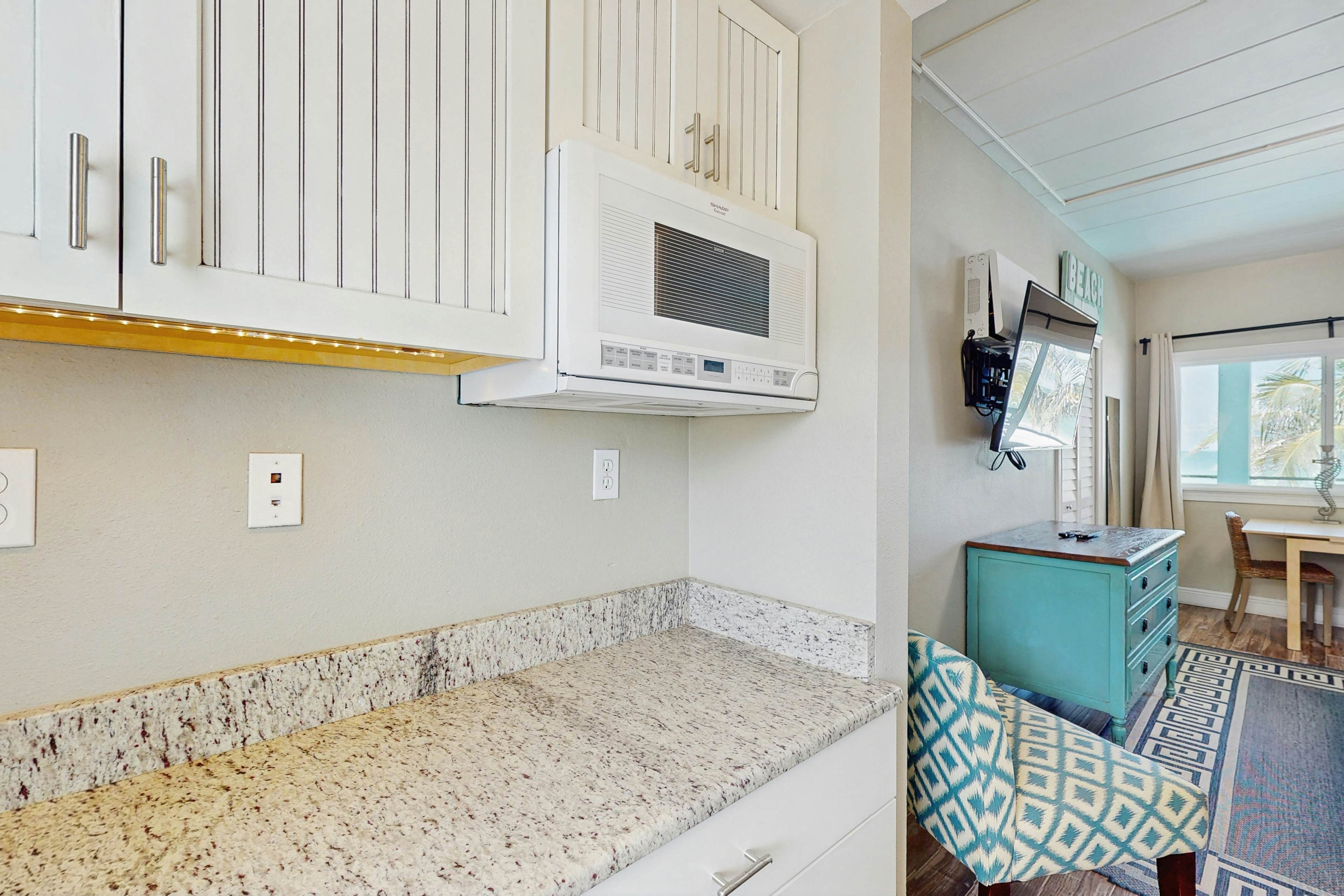 Gulf-front condo - top-floor, beach access - full kitchen & central AC