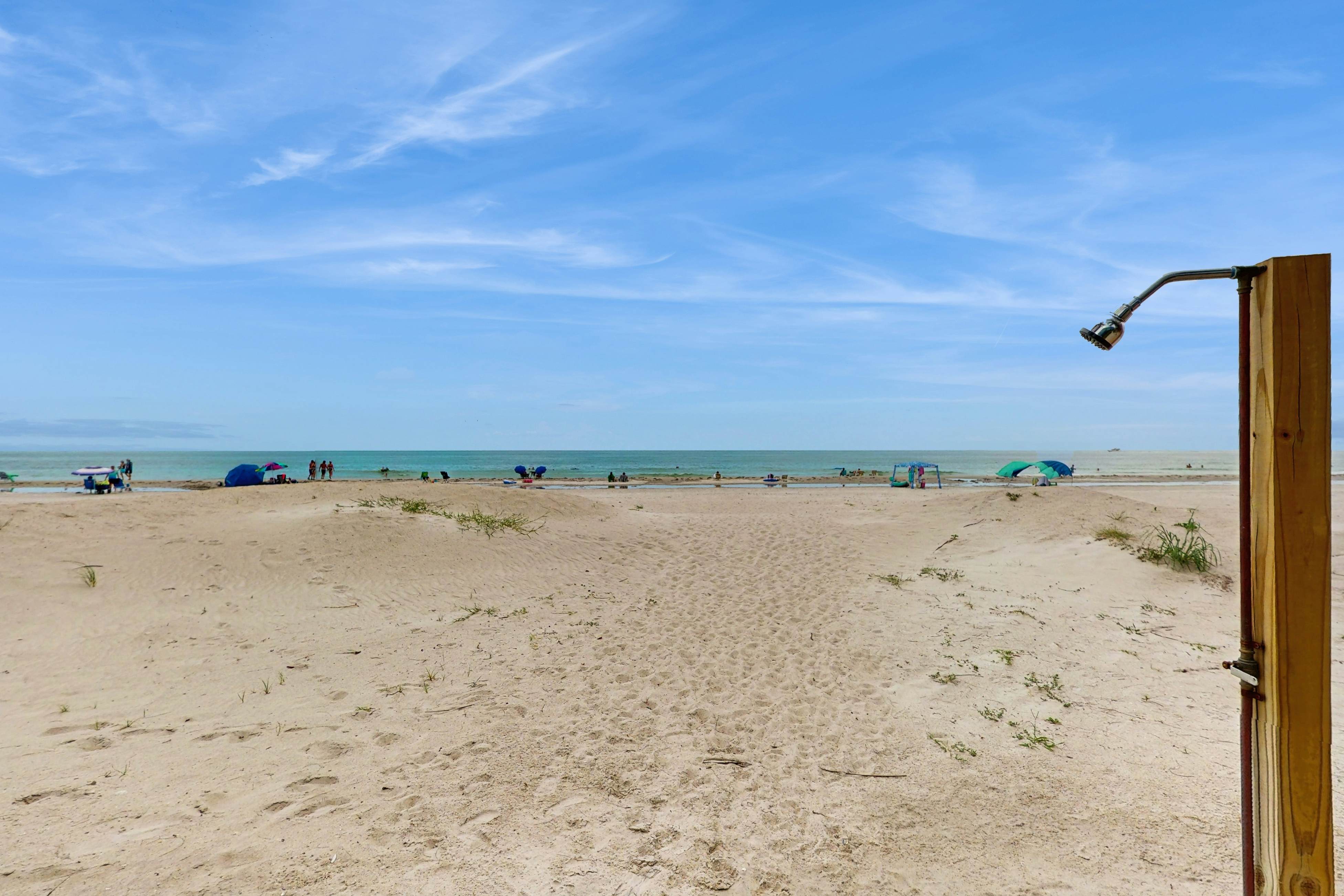 Gulf-front condo - top-floor, beach access - full kitchen & central AC