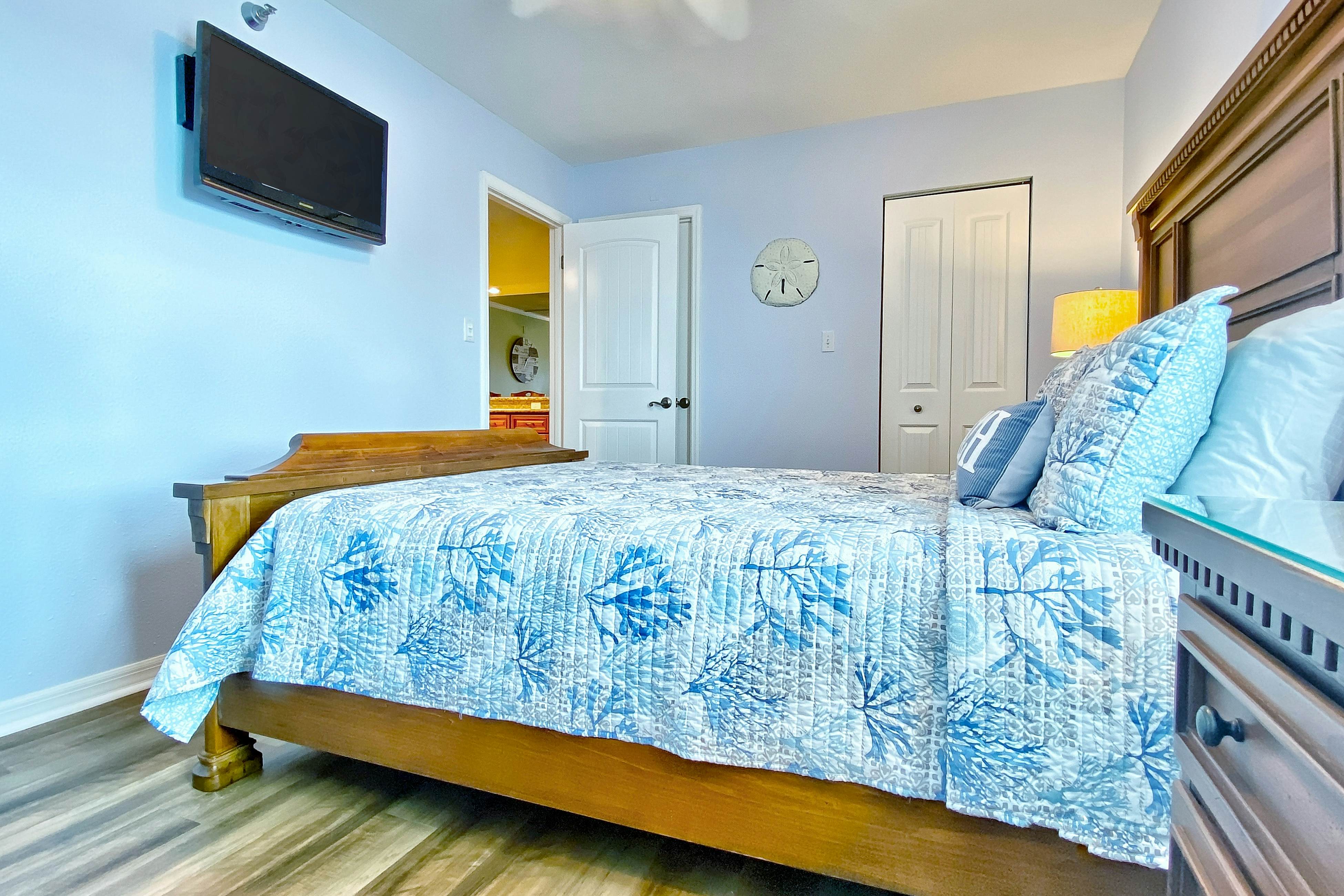 Water-view getaway with heated pool, hot tub, central AC & W/D - snowbird-friendly