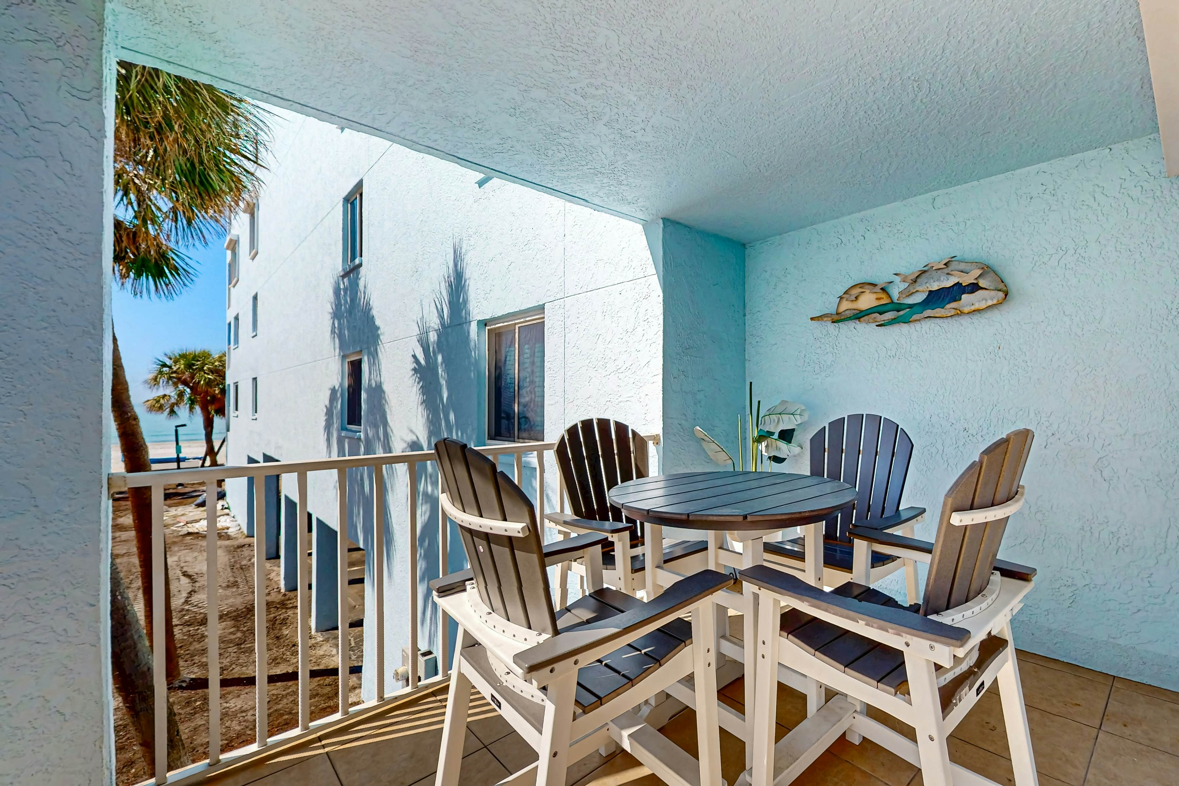 Corner beach condo with Gulf views, beachside Pool & Hot tub