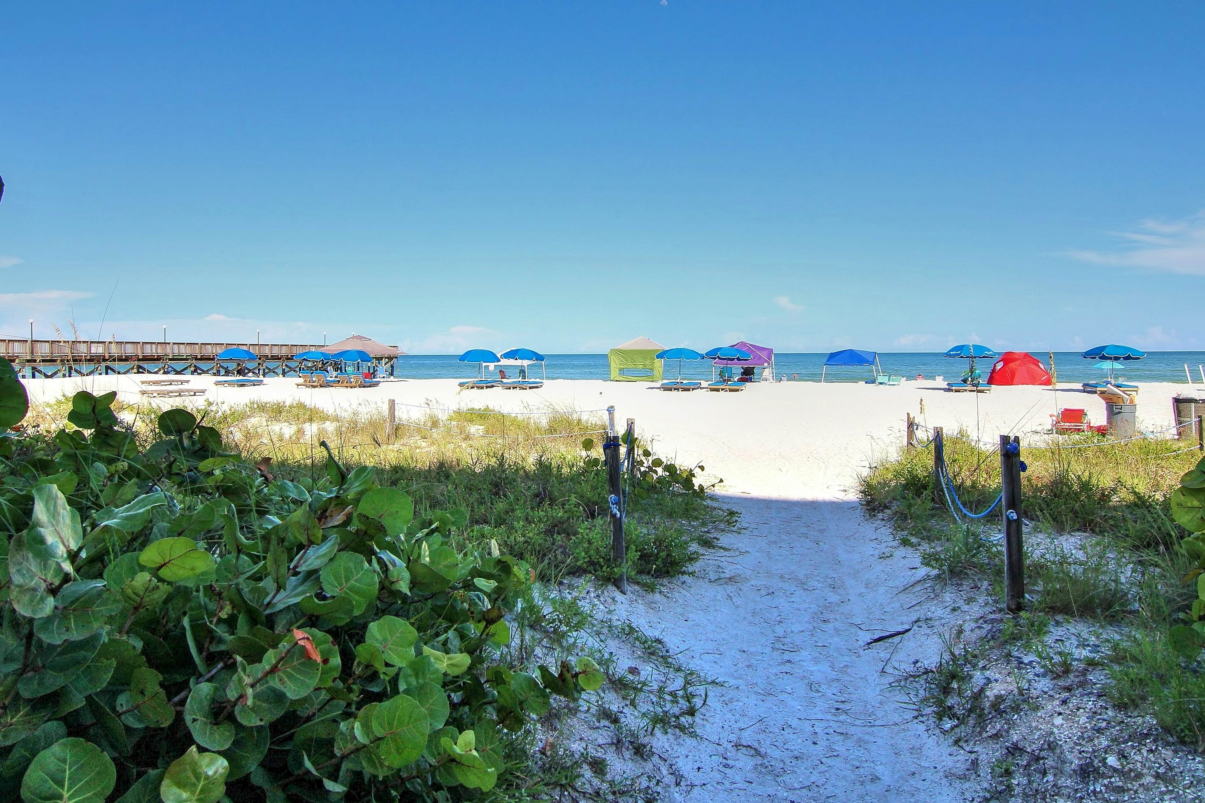 Corner beach condo with Gulf views, beachside Pool & Hot tub