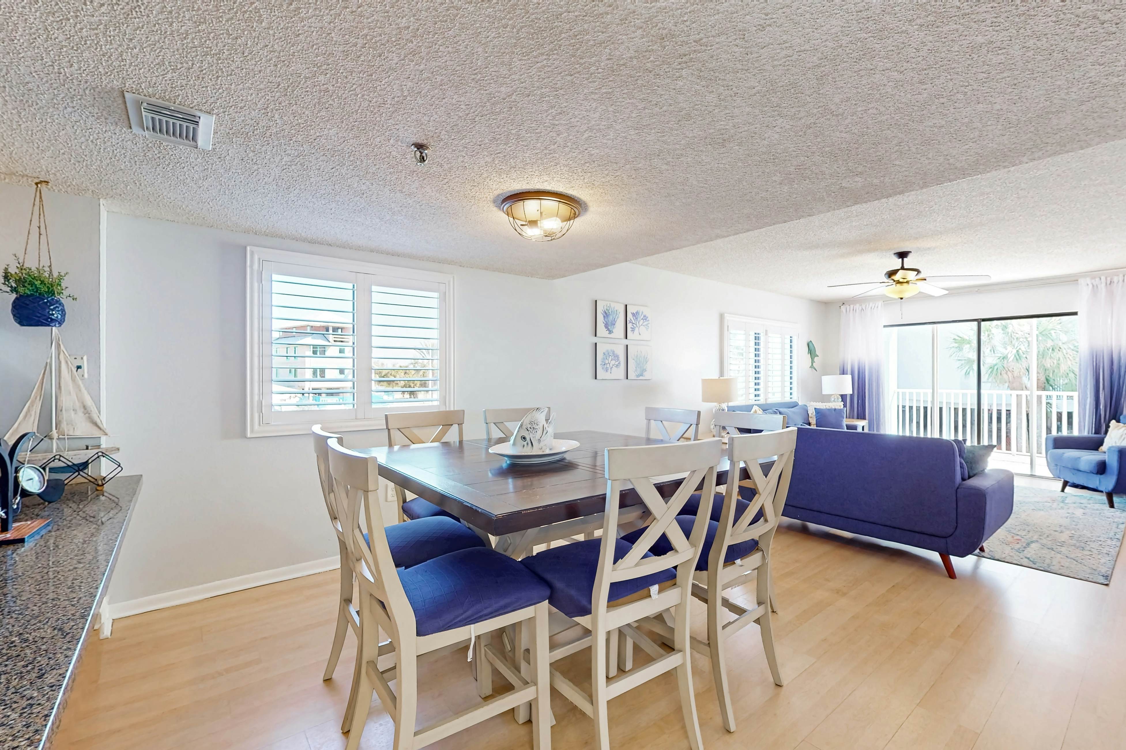 Corner beach condo with Gulf views, beachside Pool & Hot tub