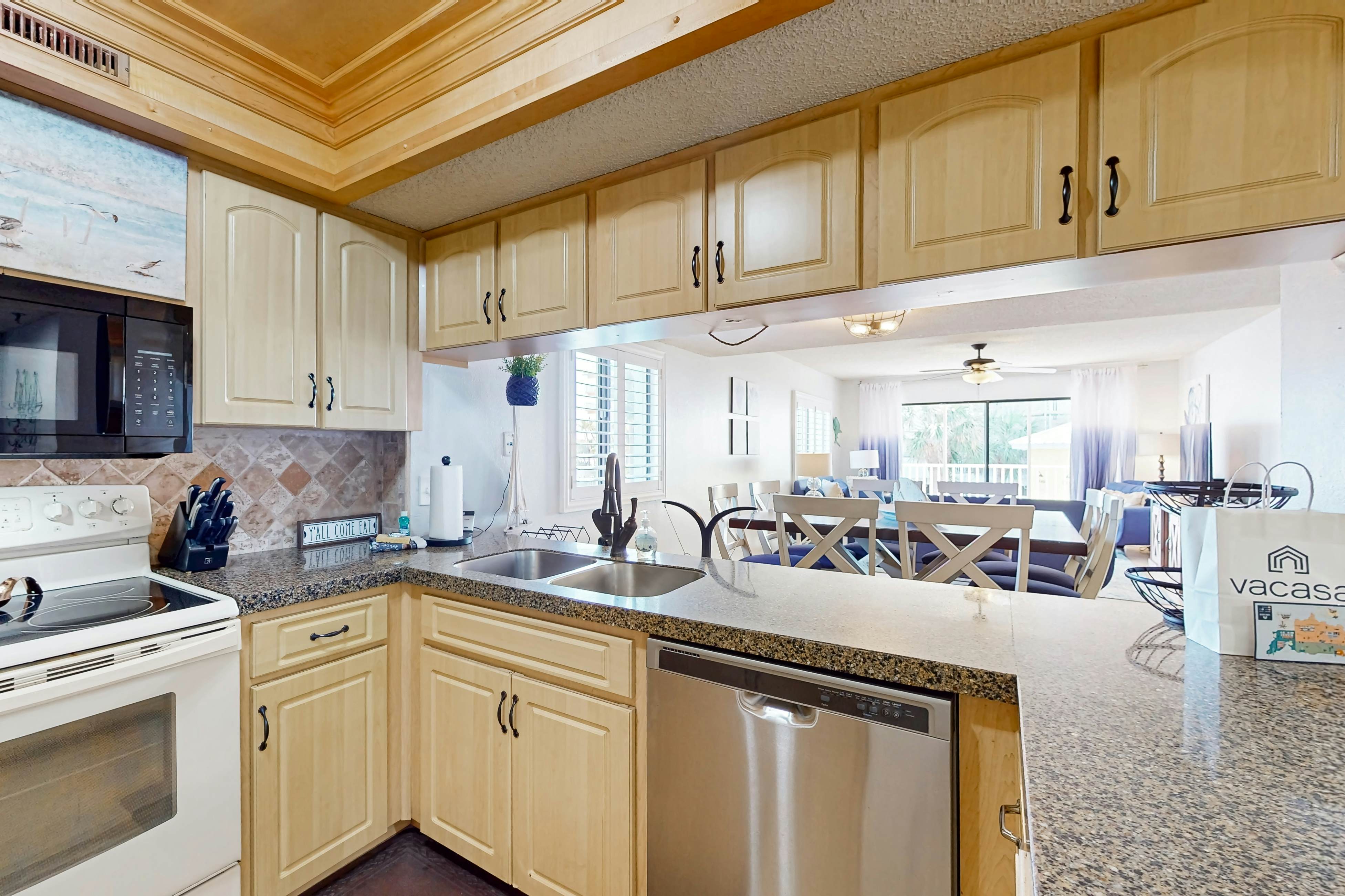 Corner beach condo with Gulf views, beachside Pool & Hot tub