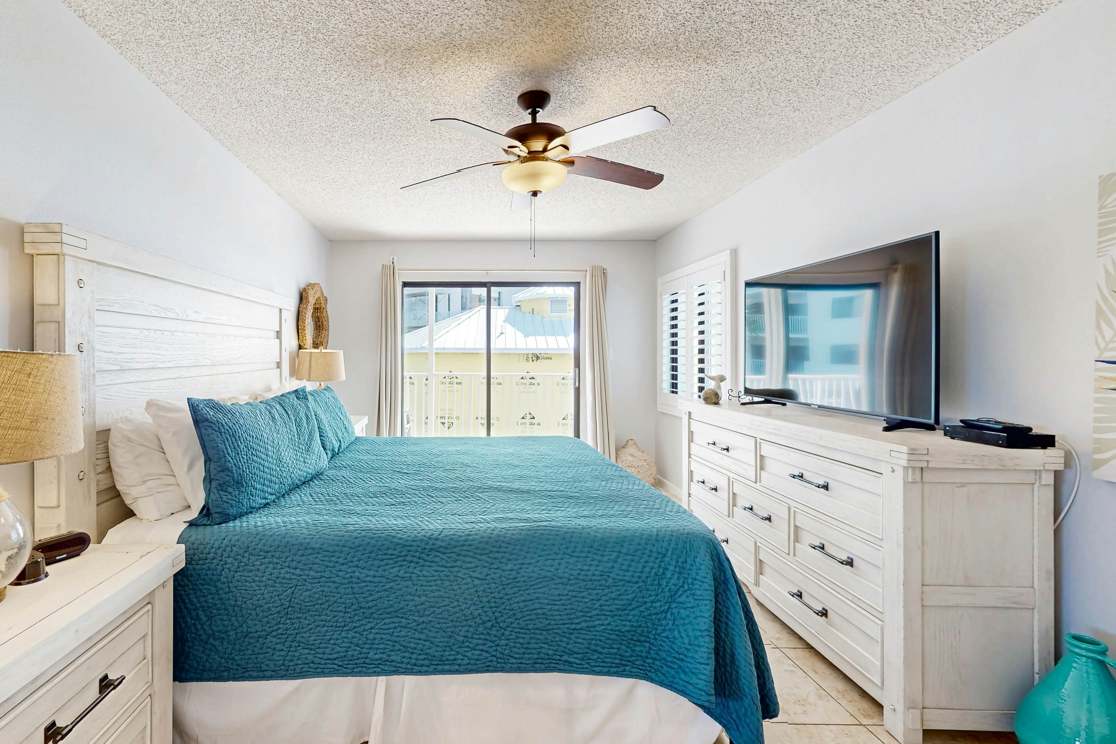 Corner beach condo with Gulf views, beachside Pool & Hot tub