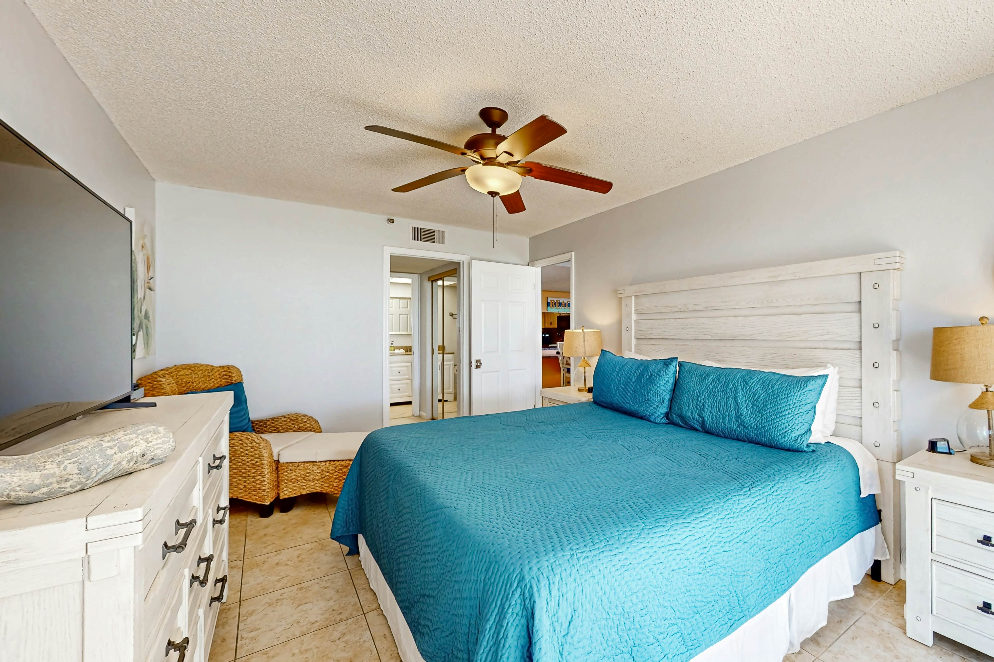 Corner beach condo with Gulf views, beachside Pool & Hot tub