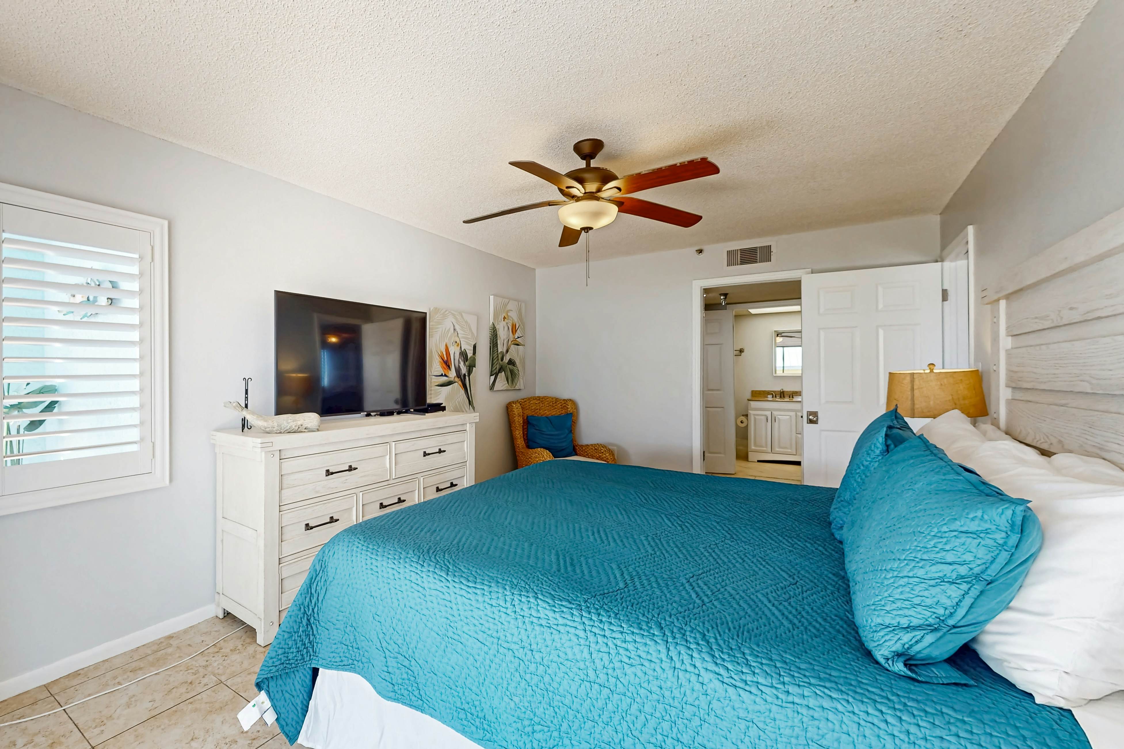 Corner beach condo with Gulf views, beachside Pool & Hot tub