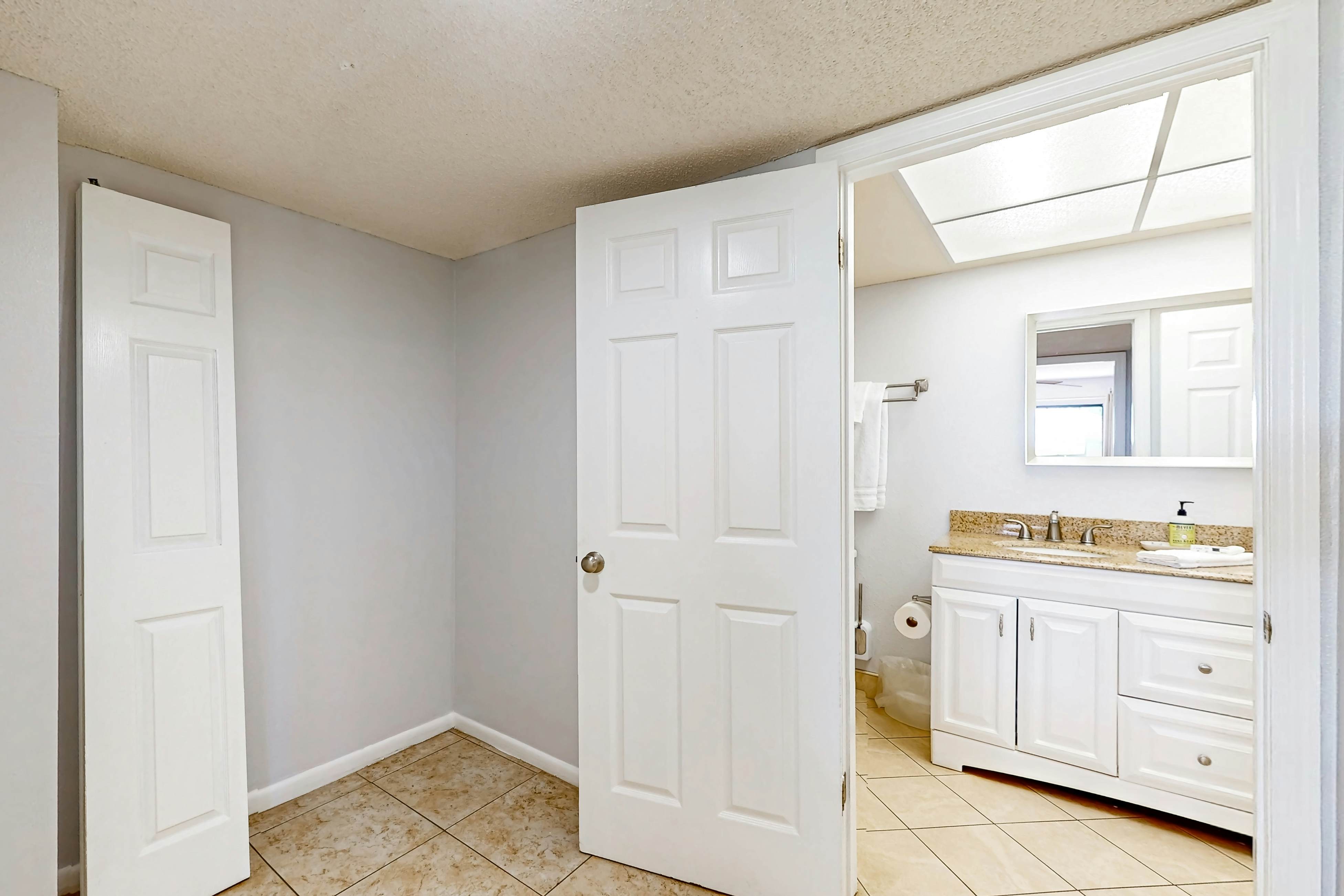 Corner beach condo with Gulf views, beachside Pool & Hot tub