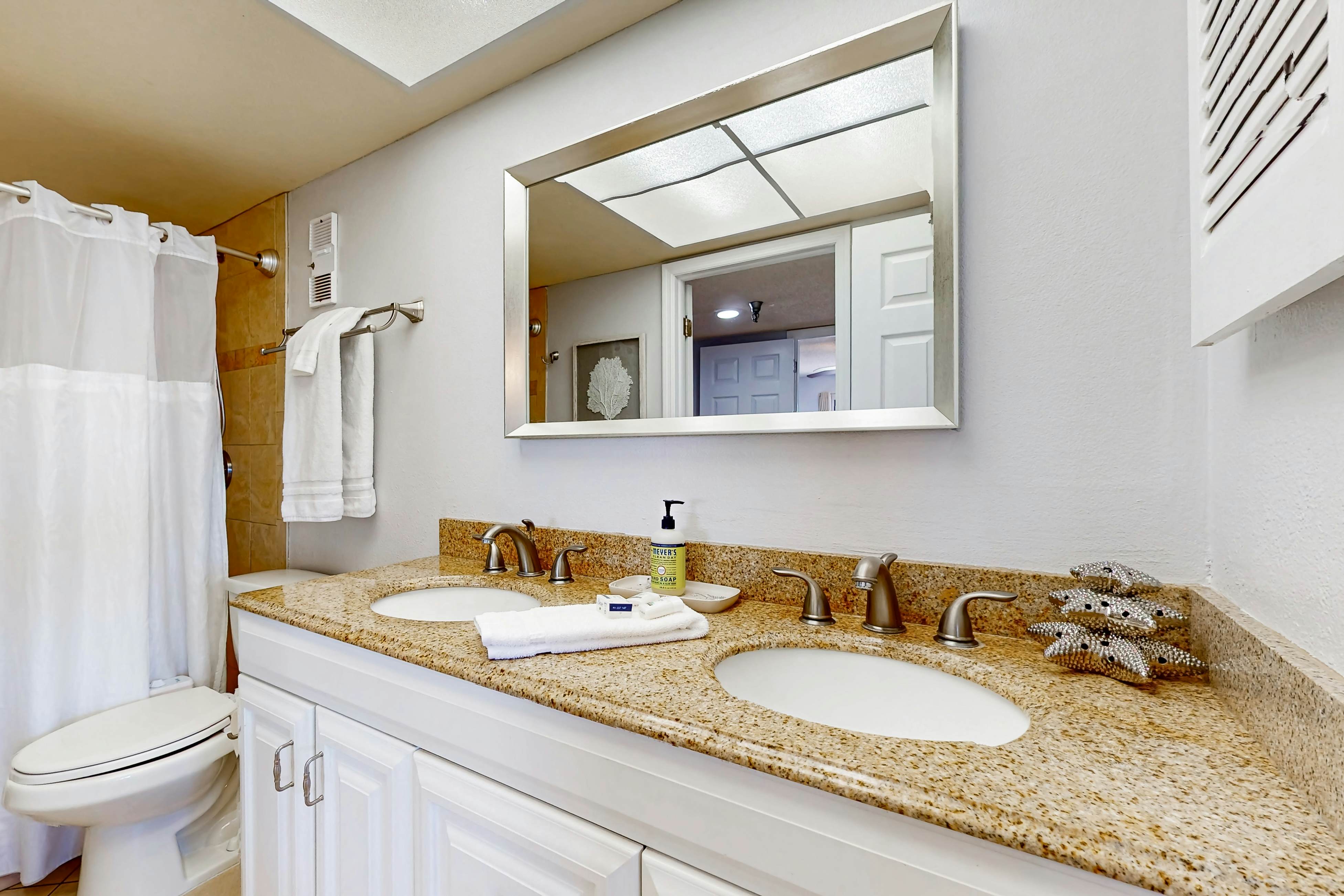 Corner beach condo with Gulf views, beachside Pool & Hot tub