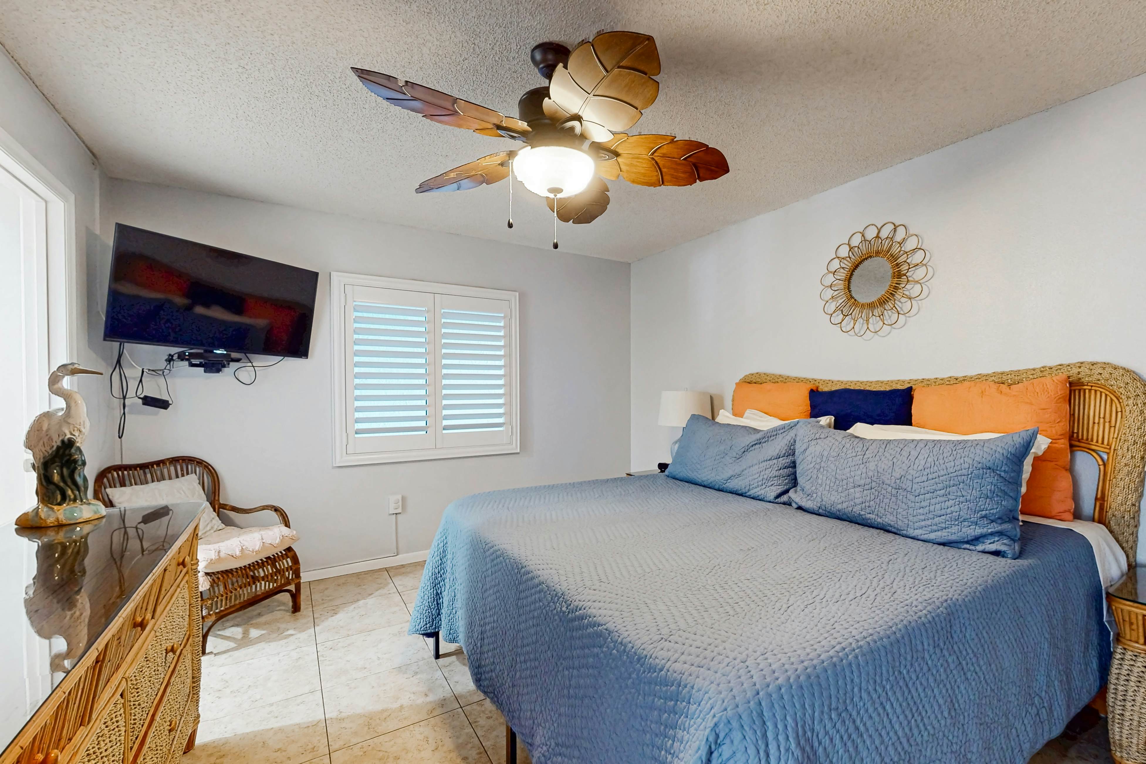 Corner beach condo with Gulf views, beachside Pool & Hot tub