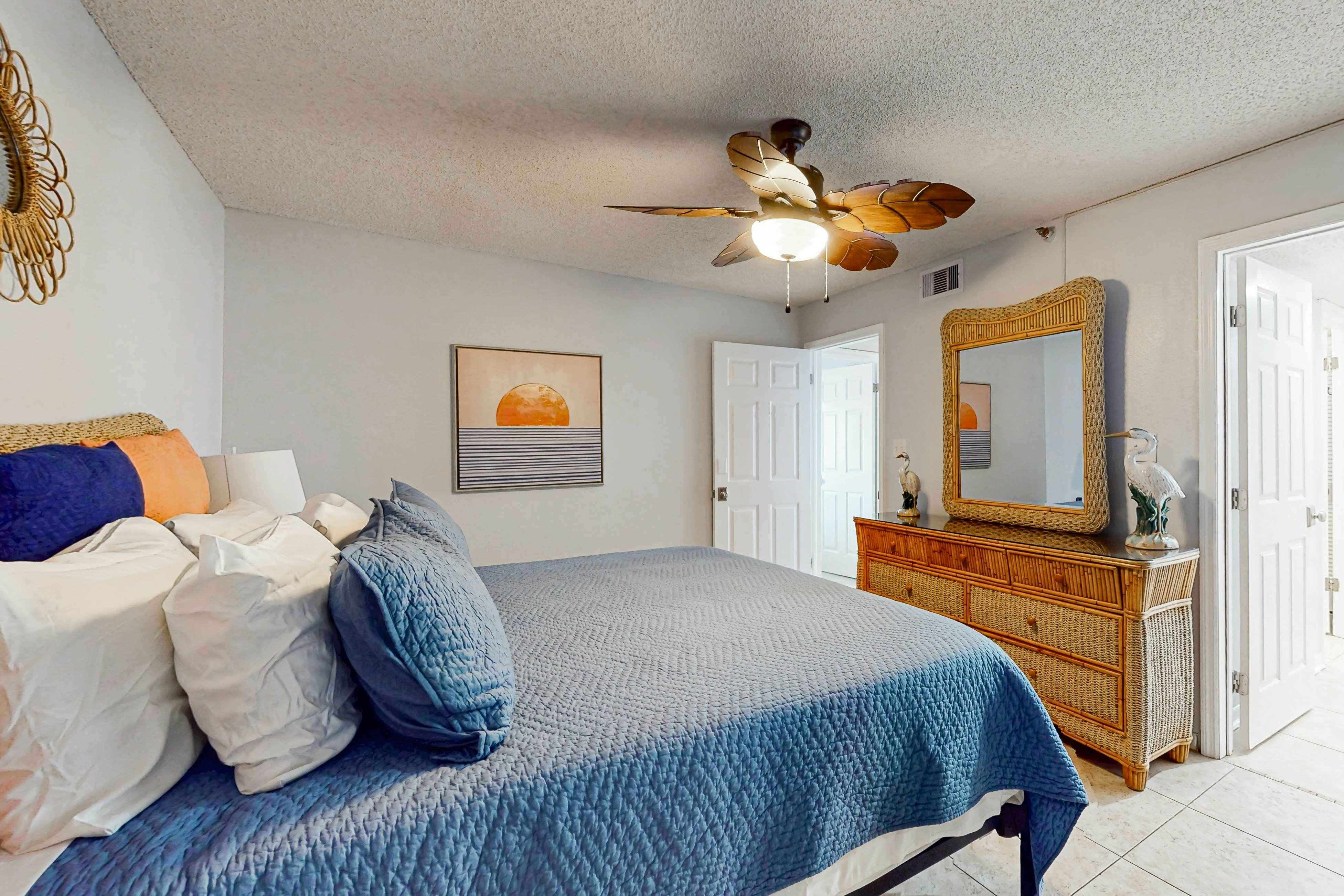 Corner beach condo with Gulf views, beachside Pool & Hot tub