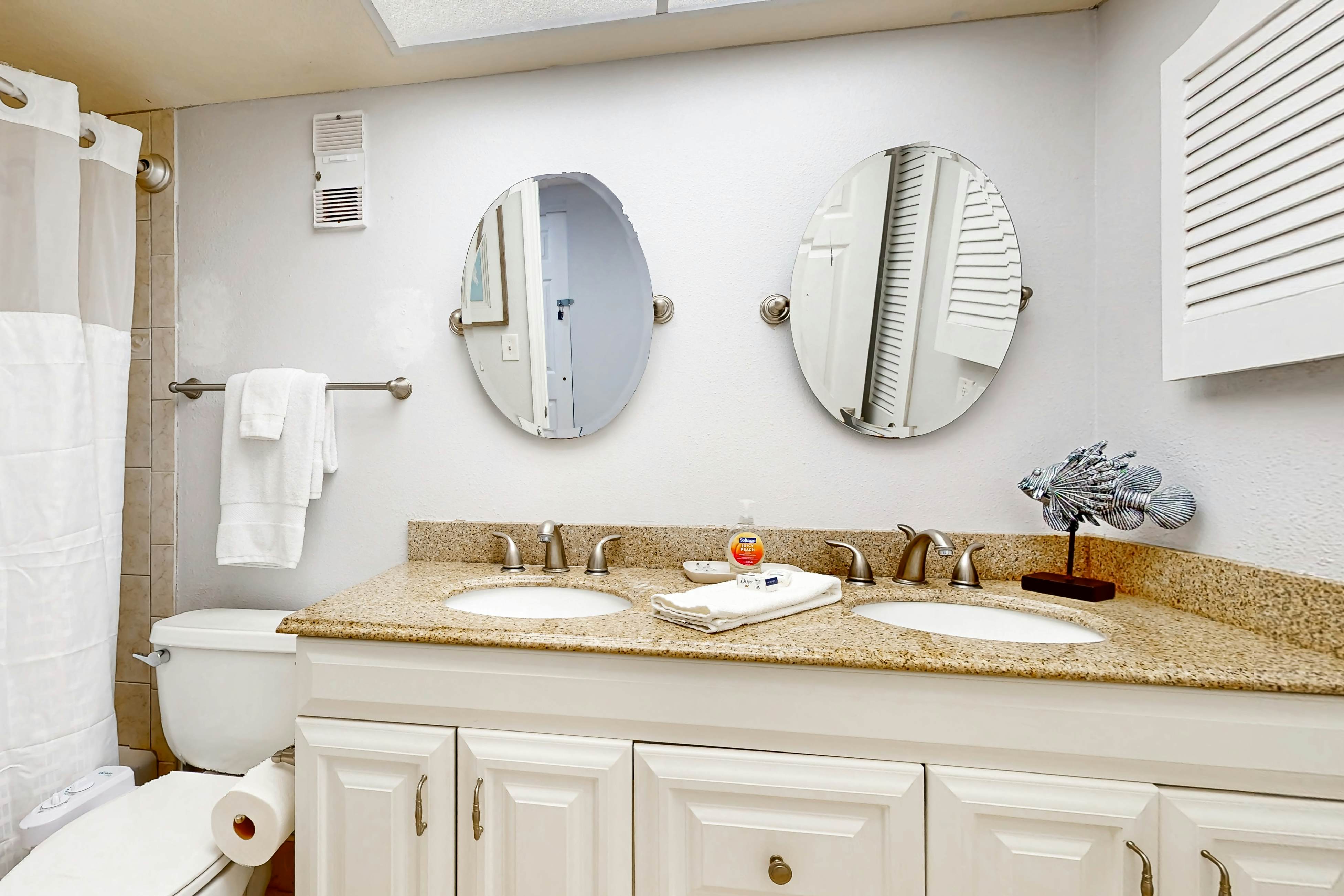 Corner beach condo with Gulf views, beachside Pool & Hot tub