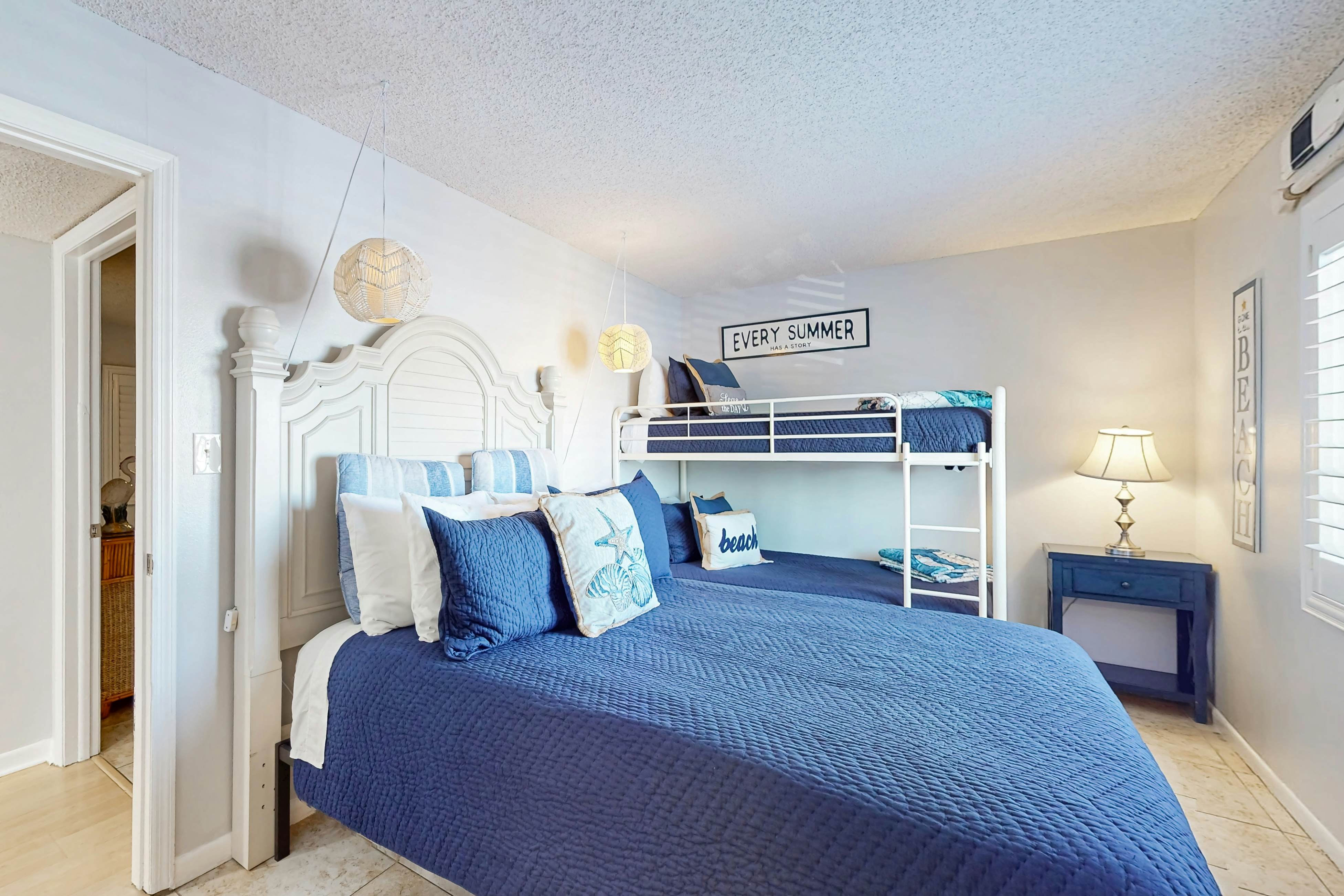 Corner beach condo with Gulf views, beachside Pool & Hot tub