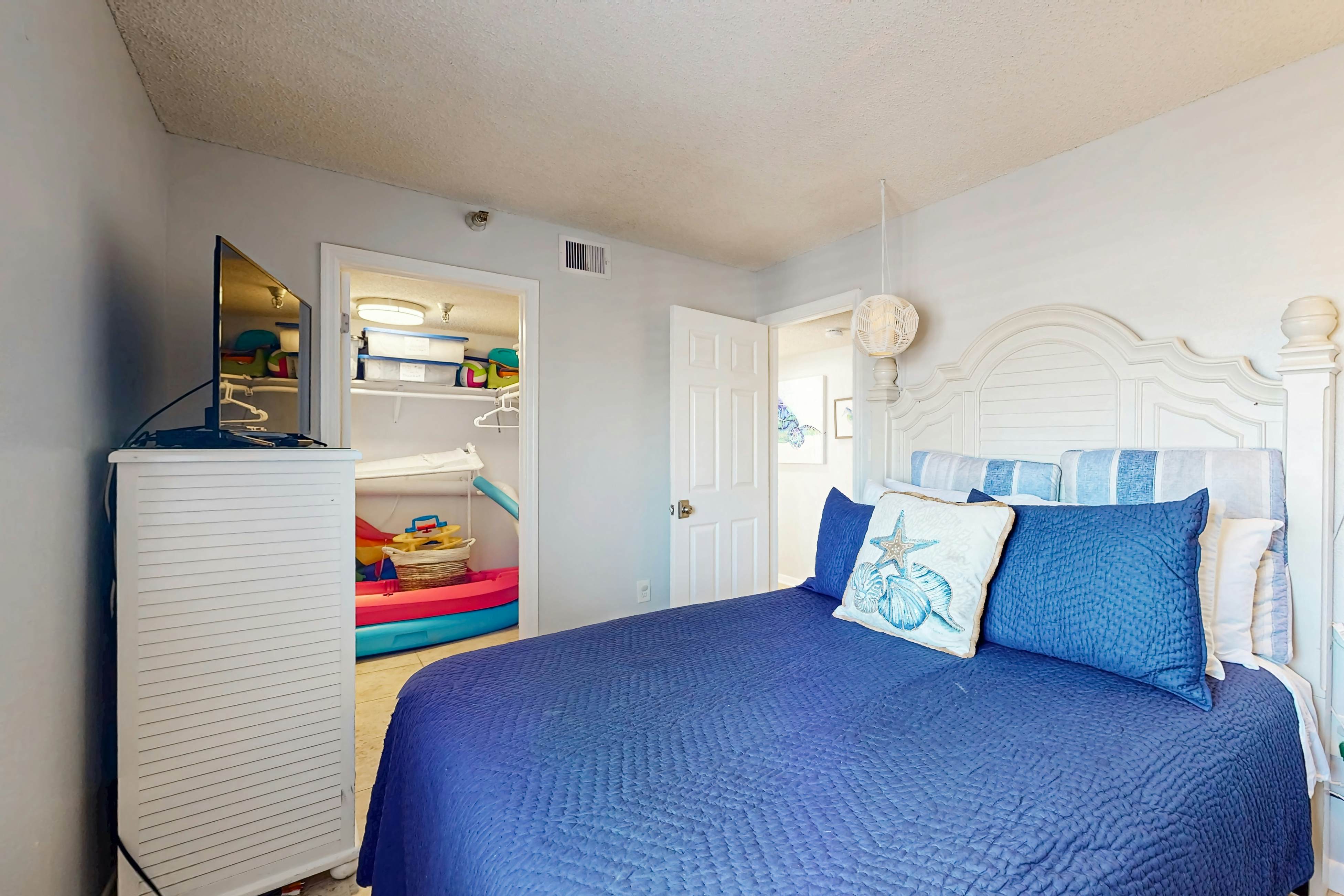 Corner beach condo with Gulf views, beachside Pool & Hot tub