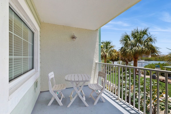 Stylish snowbird friendly condo near the beach with AC and WD dog friendly