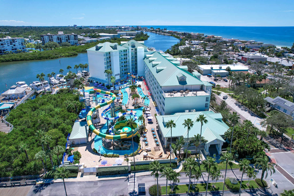 Stylish snowbird friendly condo near the beach with AC and WD dog friendly