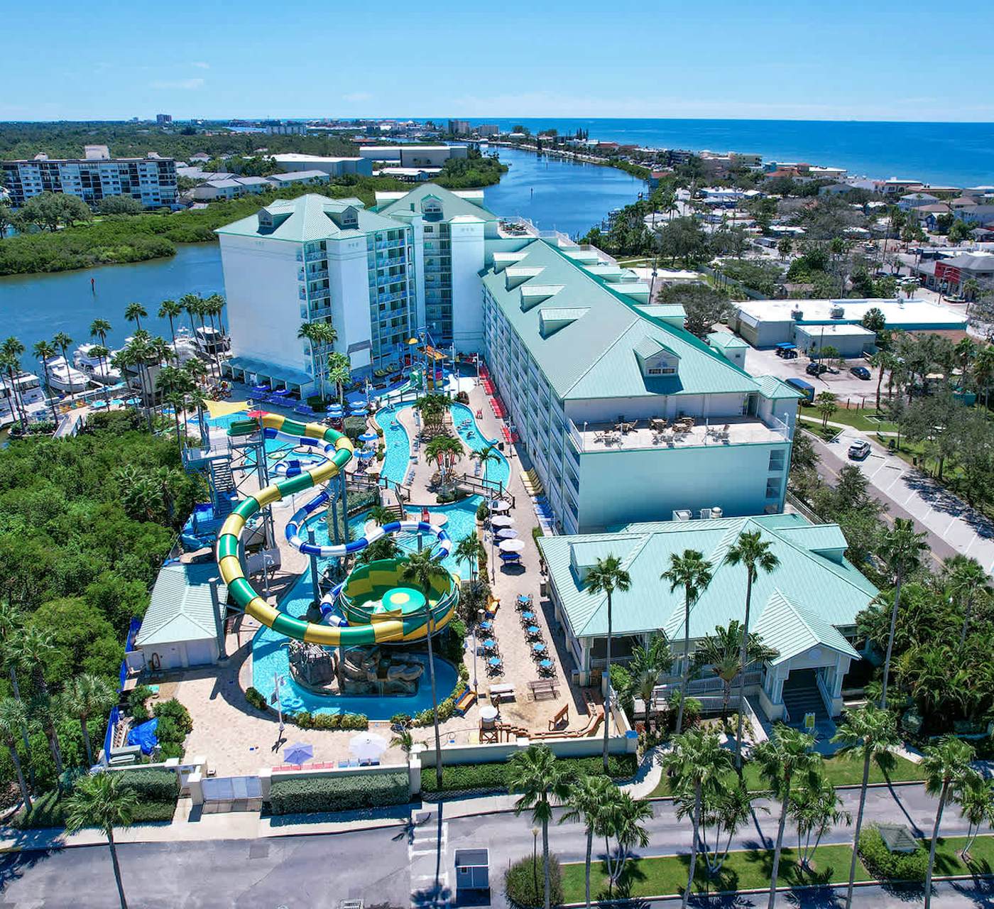 Stylish snowbird friendly condo near the beach with AC and WD dog 