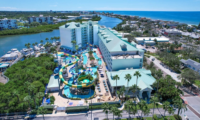 Stylish snowbird friendly condo near the beach with AC and WD dog friendly