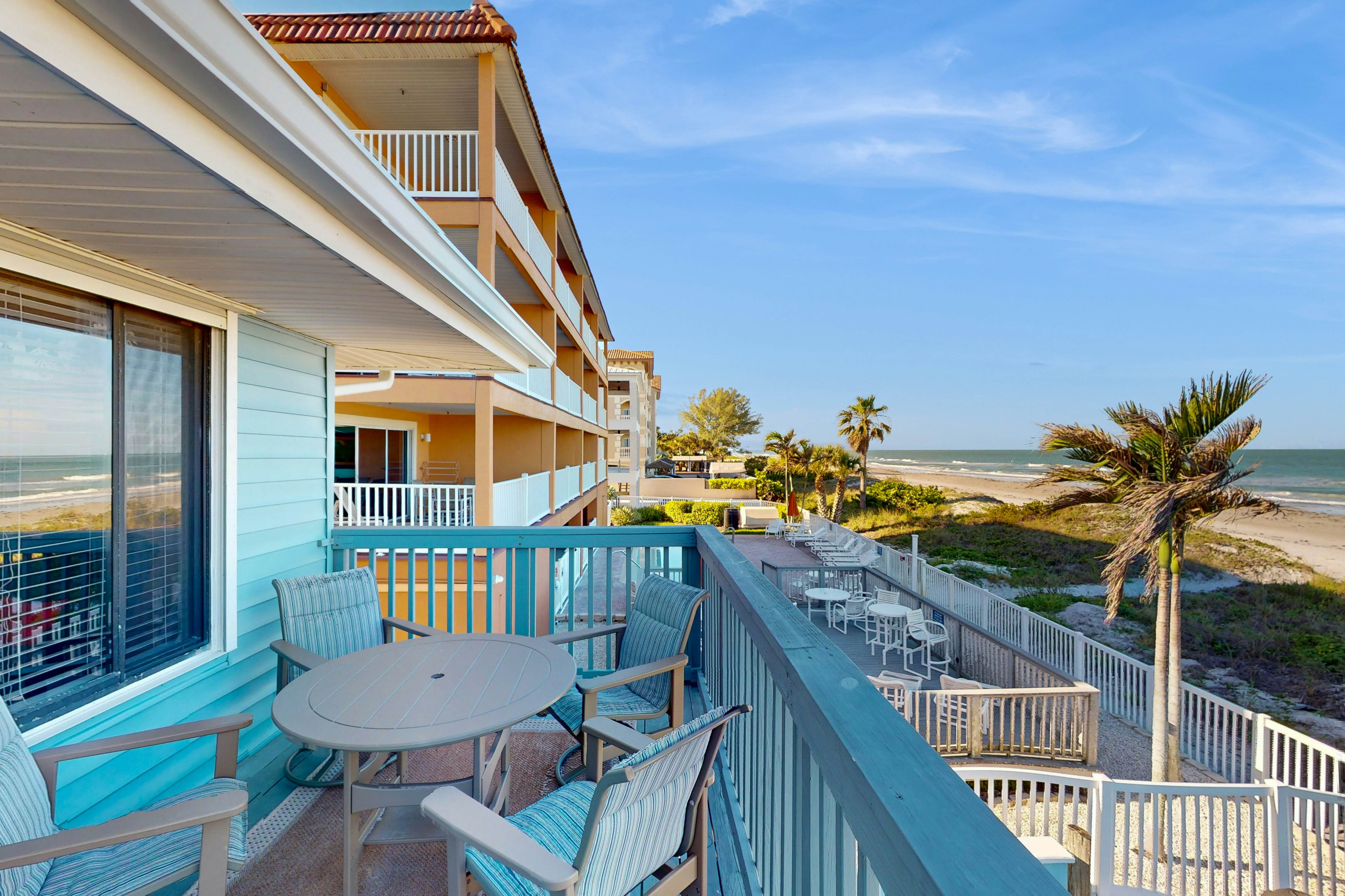 Beachfront condo with jaw-dropping Gulf views - full kitchen & central AC