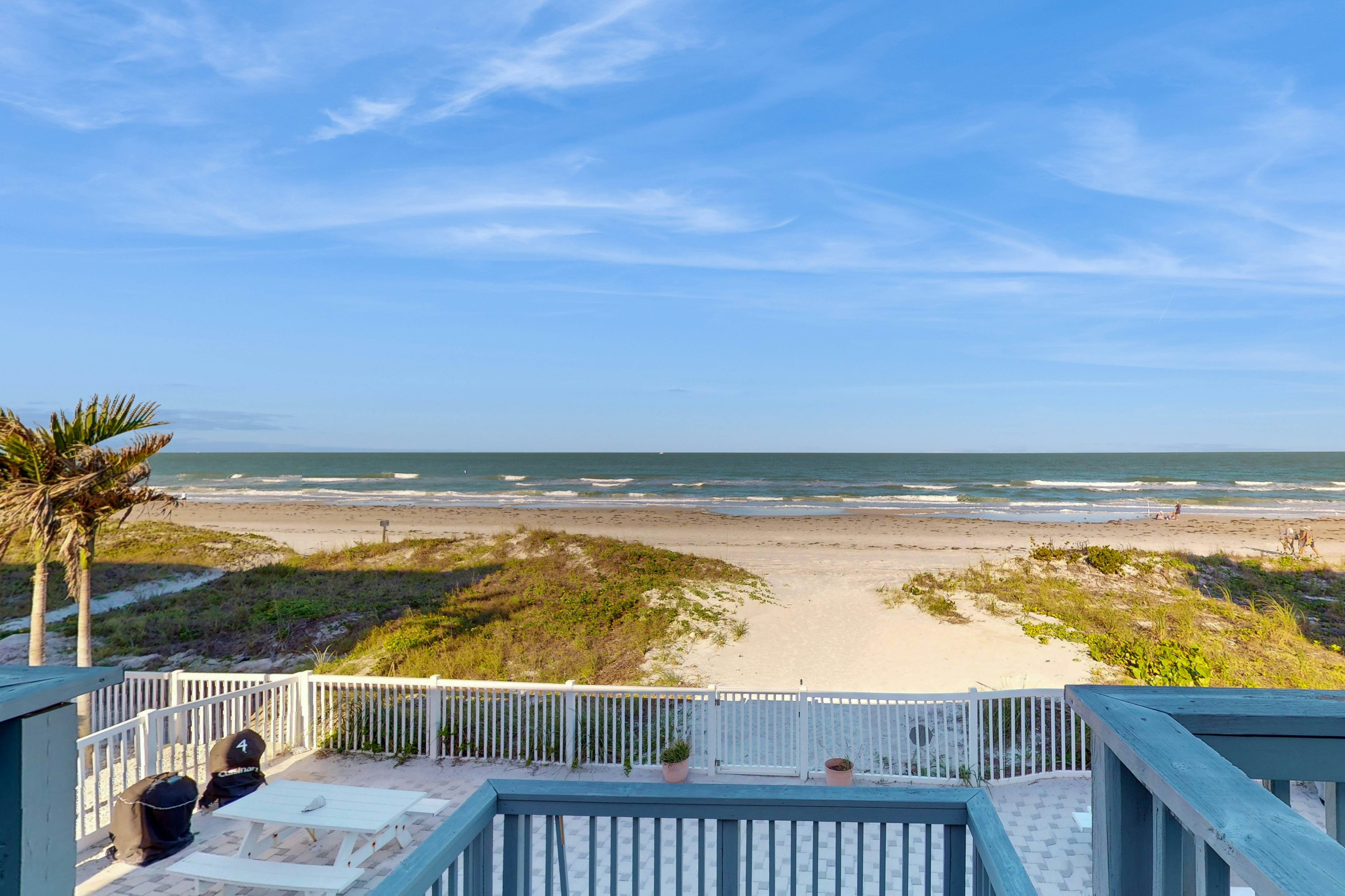 Beachfront condo with jaw-dropping Gulf views - full kitchen & central AC