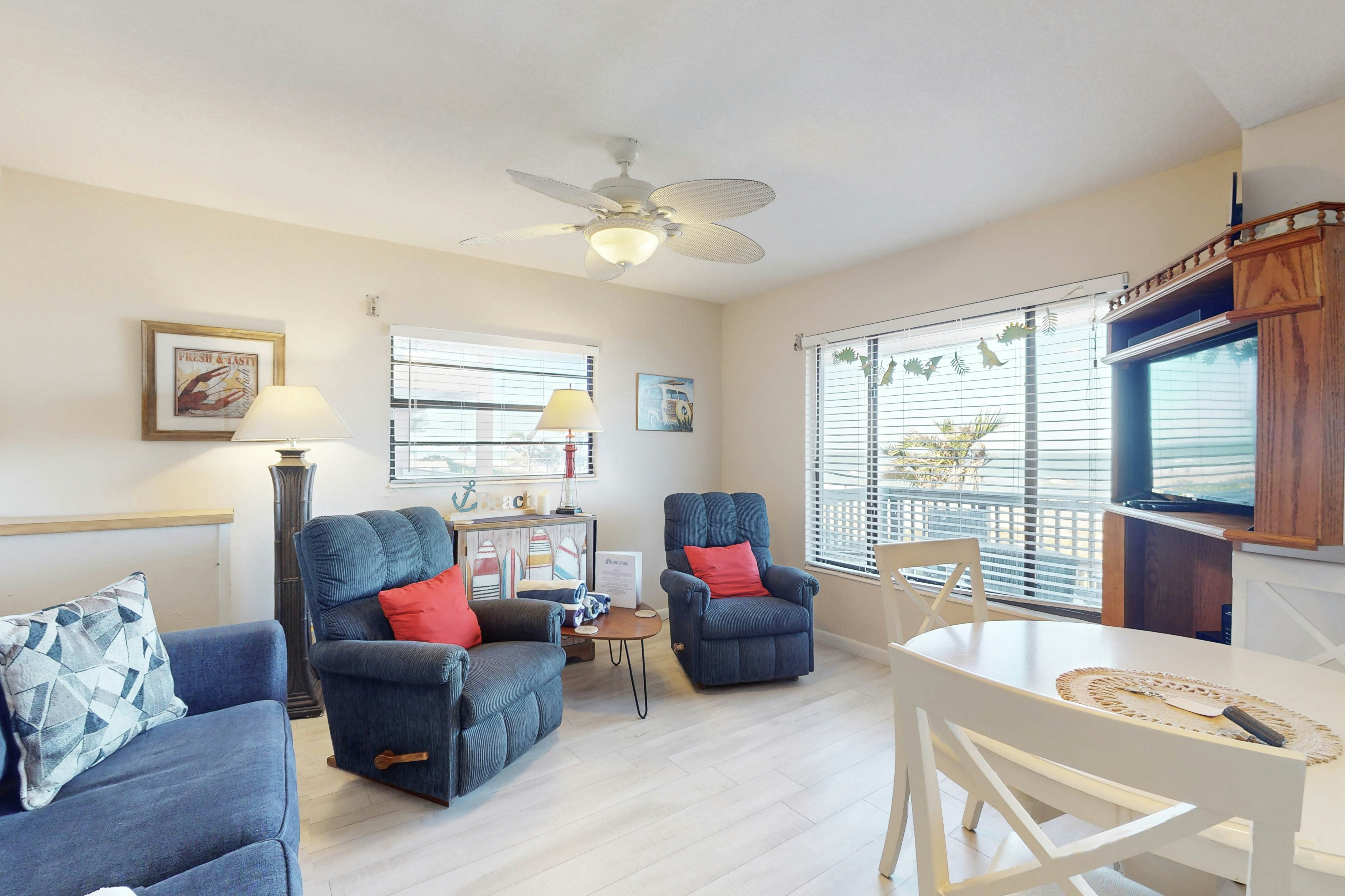 Beachfront condo with jaw-dropping Gulf views - full kitchen & central AC