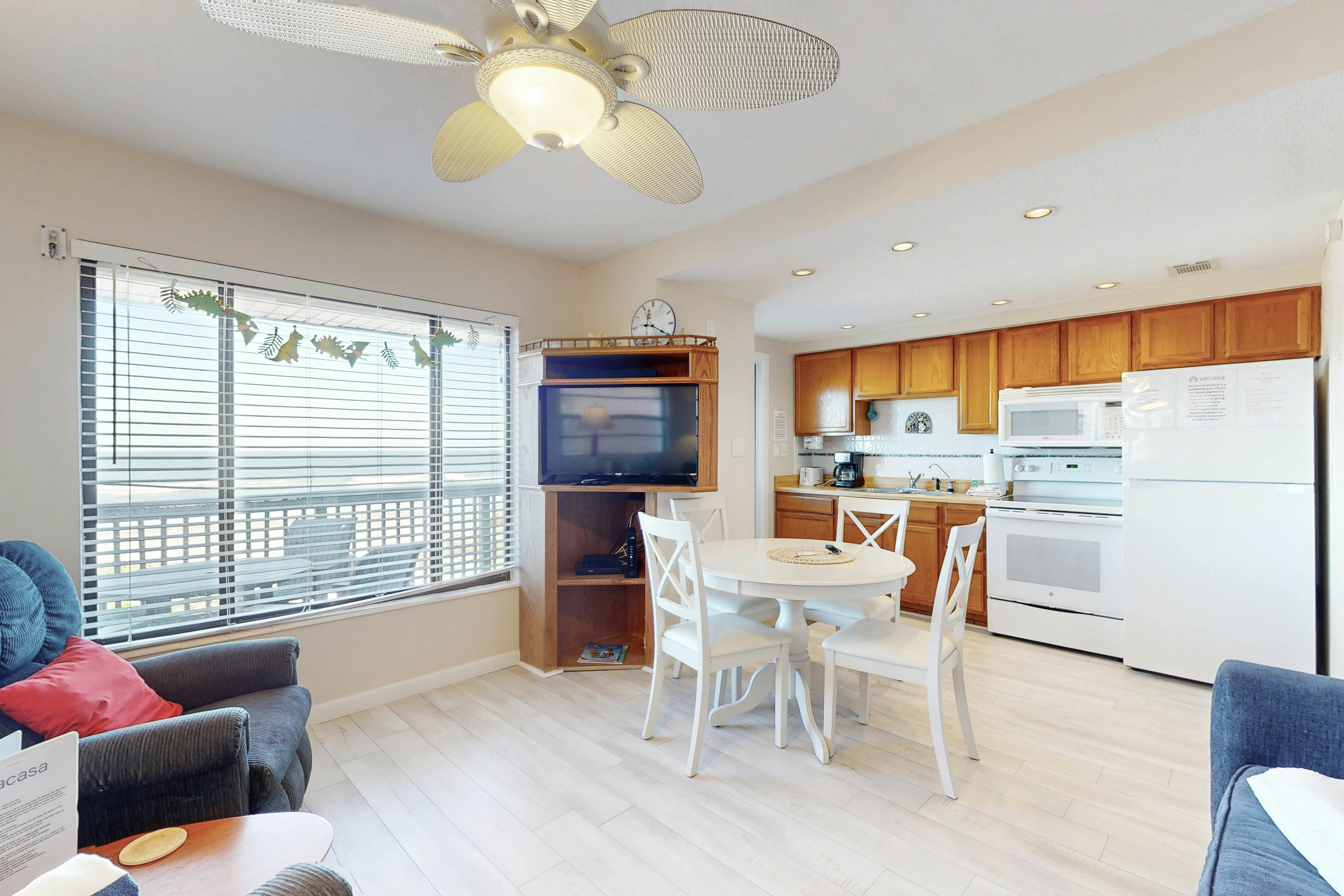 Beachfront condo with jaw-dropping Gulf views - full kitchen & central AC