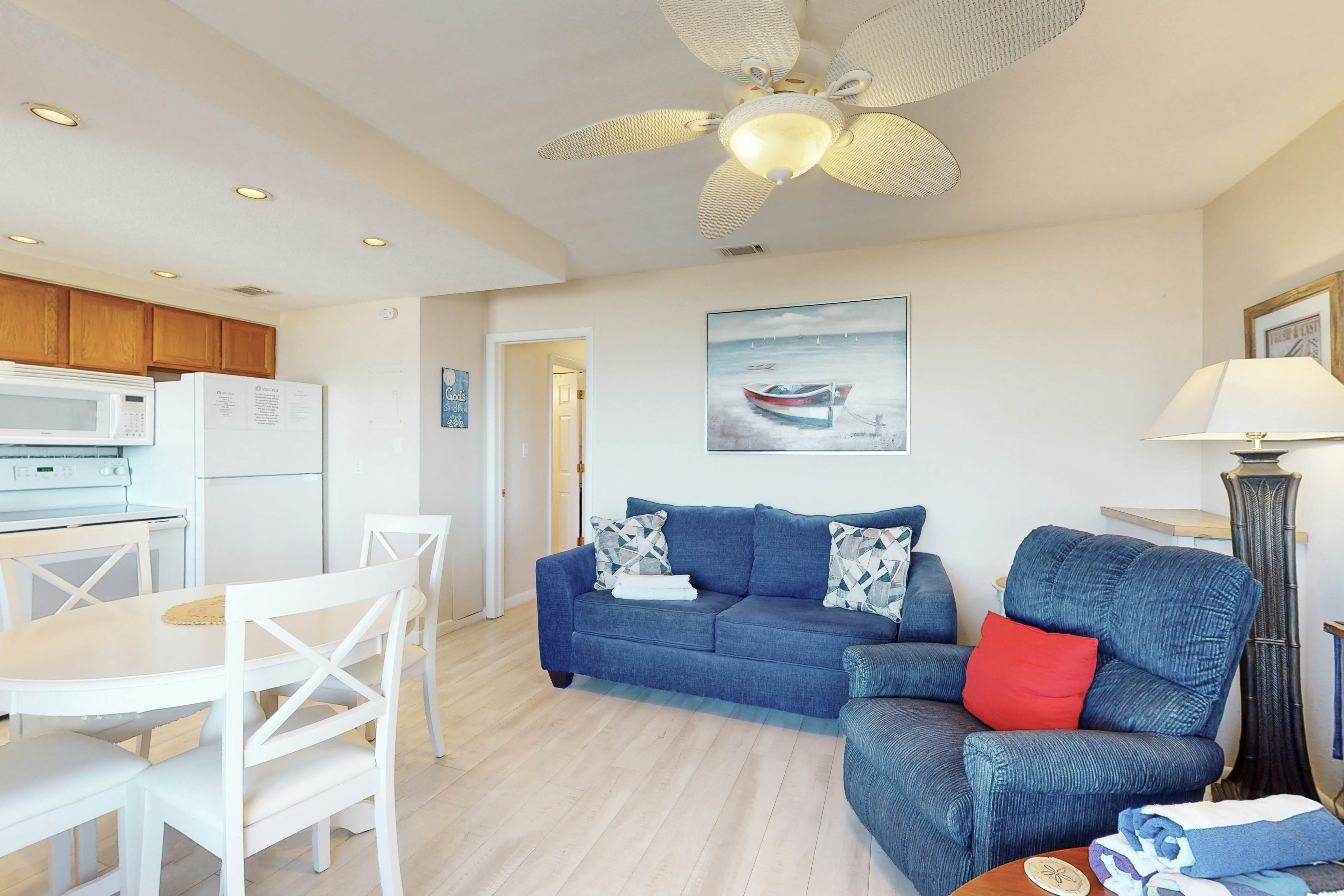 Beachfront condo with jaw-dropping Gulf views - full kitchen & central AC