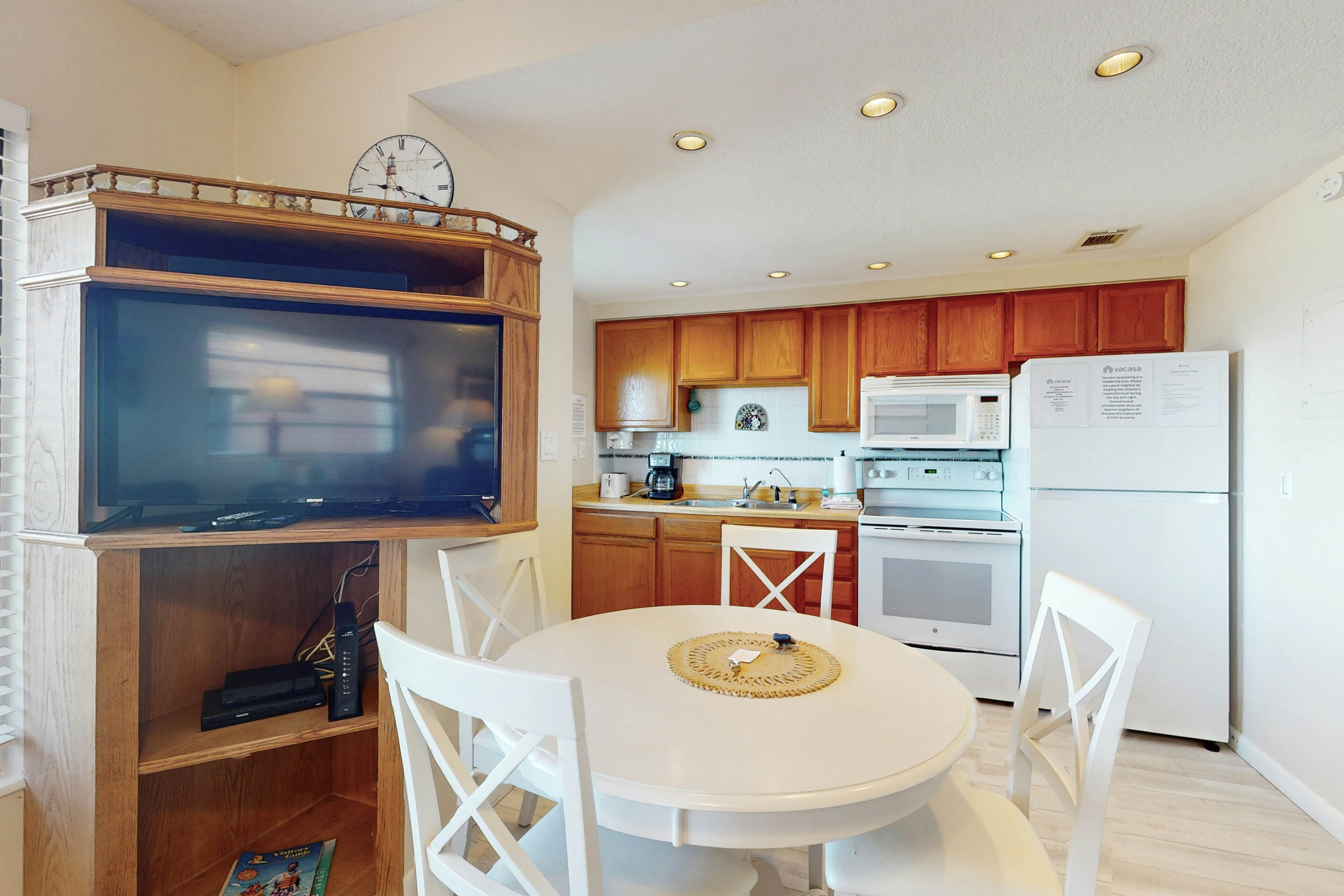 Beachfront condo with jaw-dropping Gulf views - full kitchen & central AC