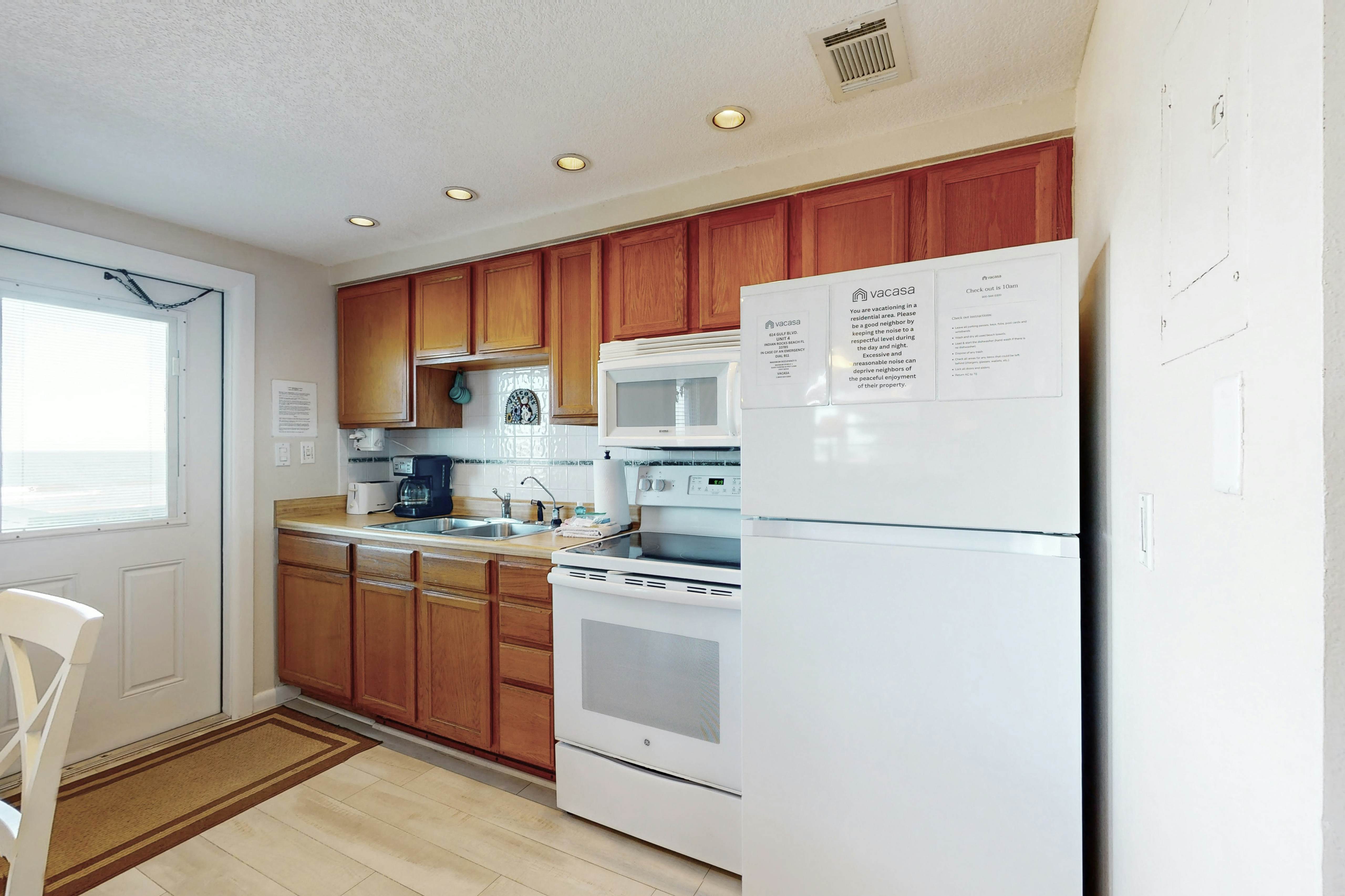 Beachfront condo with jaw-dropping Gulf views - full kitchen & central AC