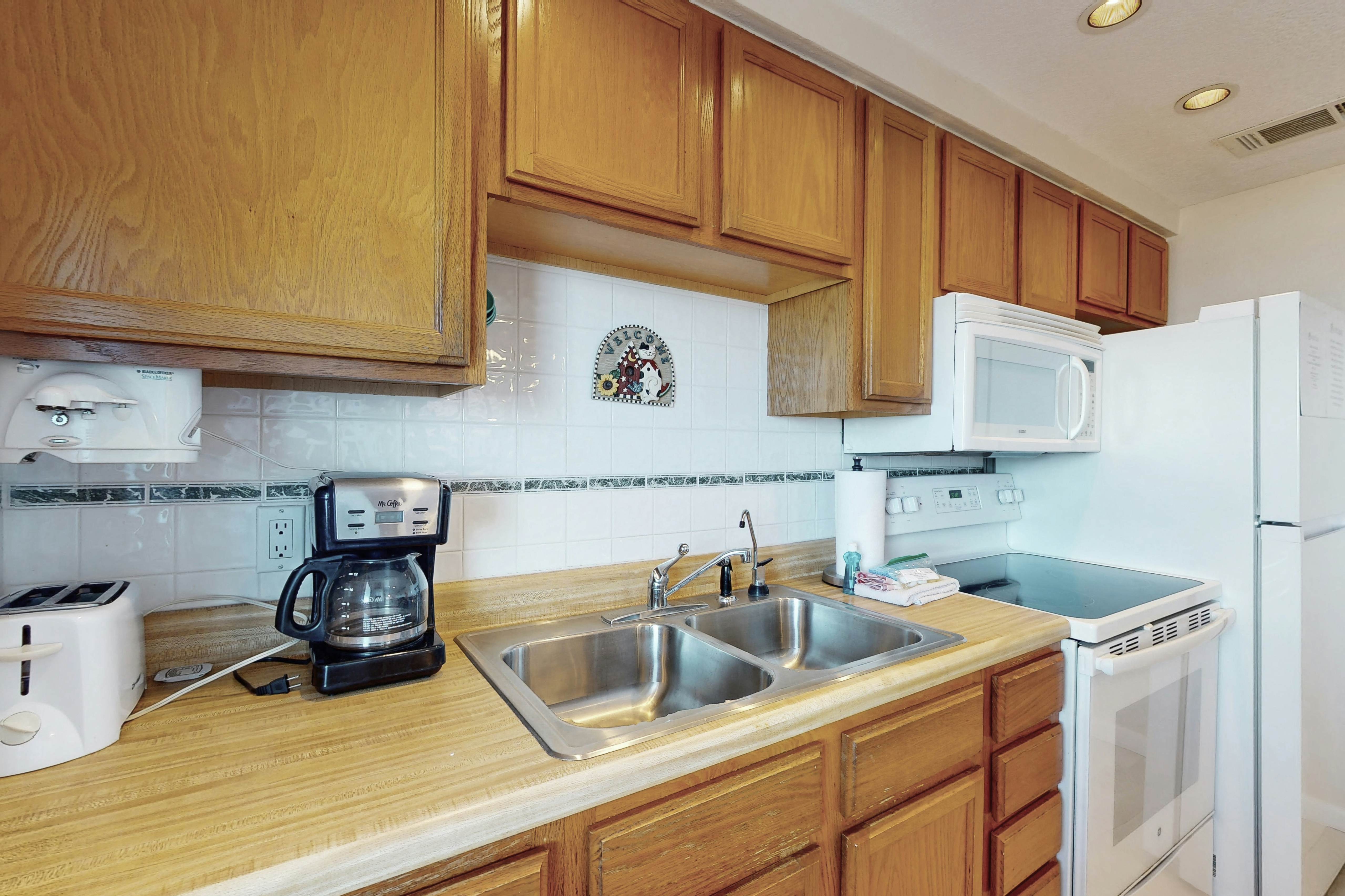 Beachfront condo with jaw-dropping Gulf views - full kitchen & central AC