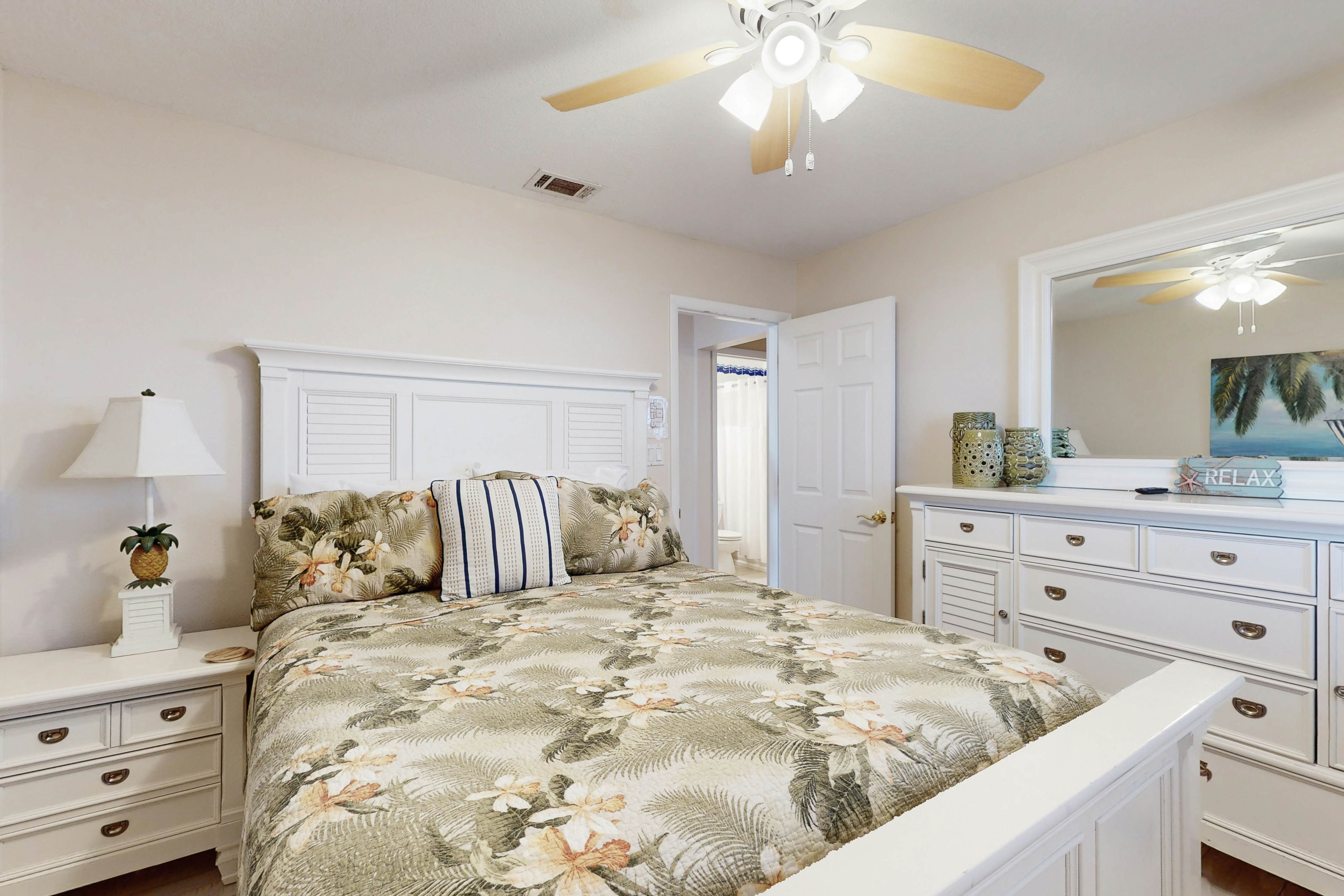 Beachfront condo with jaw-dropping Gulf views - full kitchen & central AC