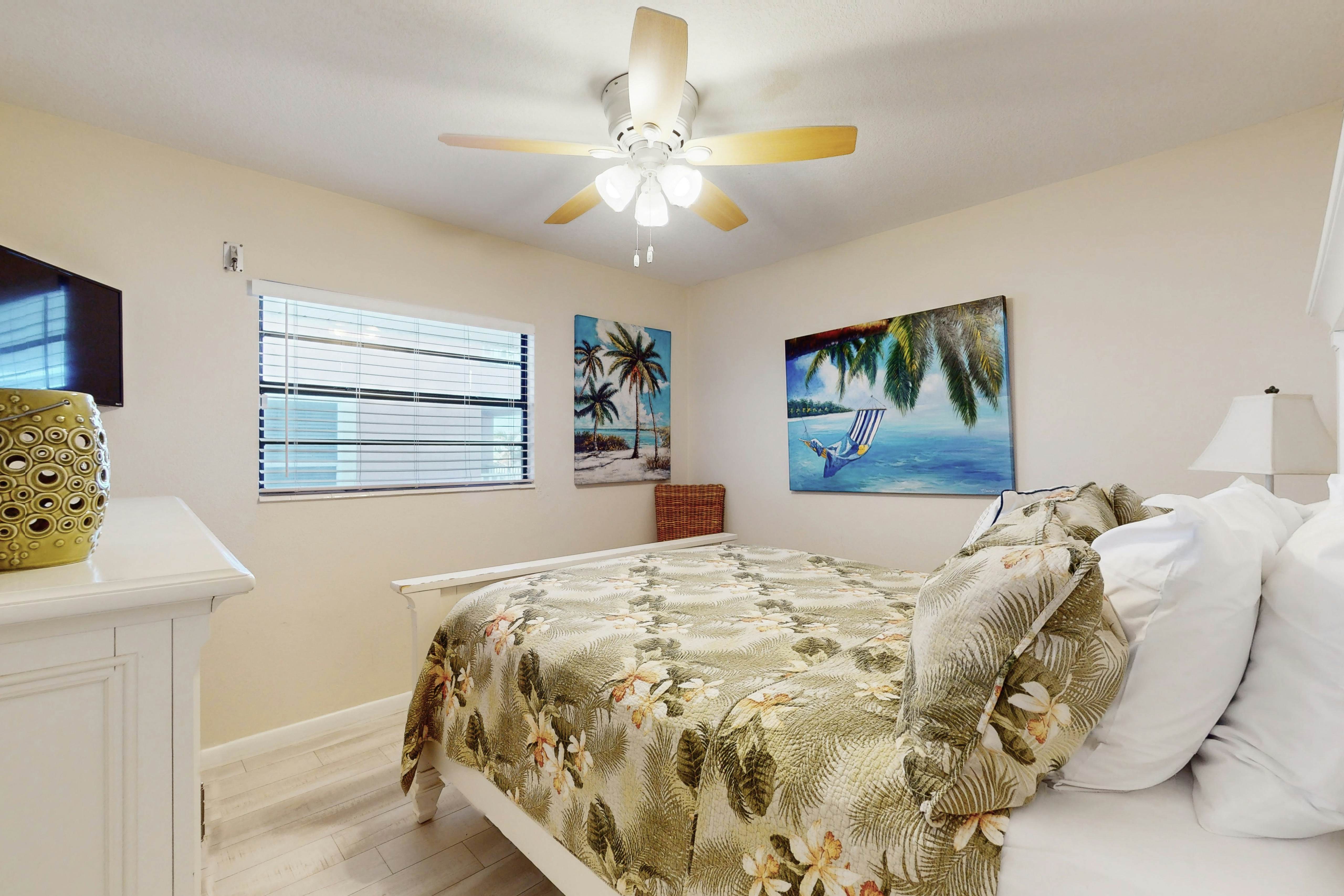 Beachfront condo with jaw-dropping Gulf views - full kitchen & central AC