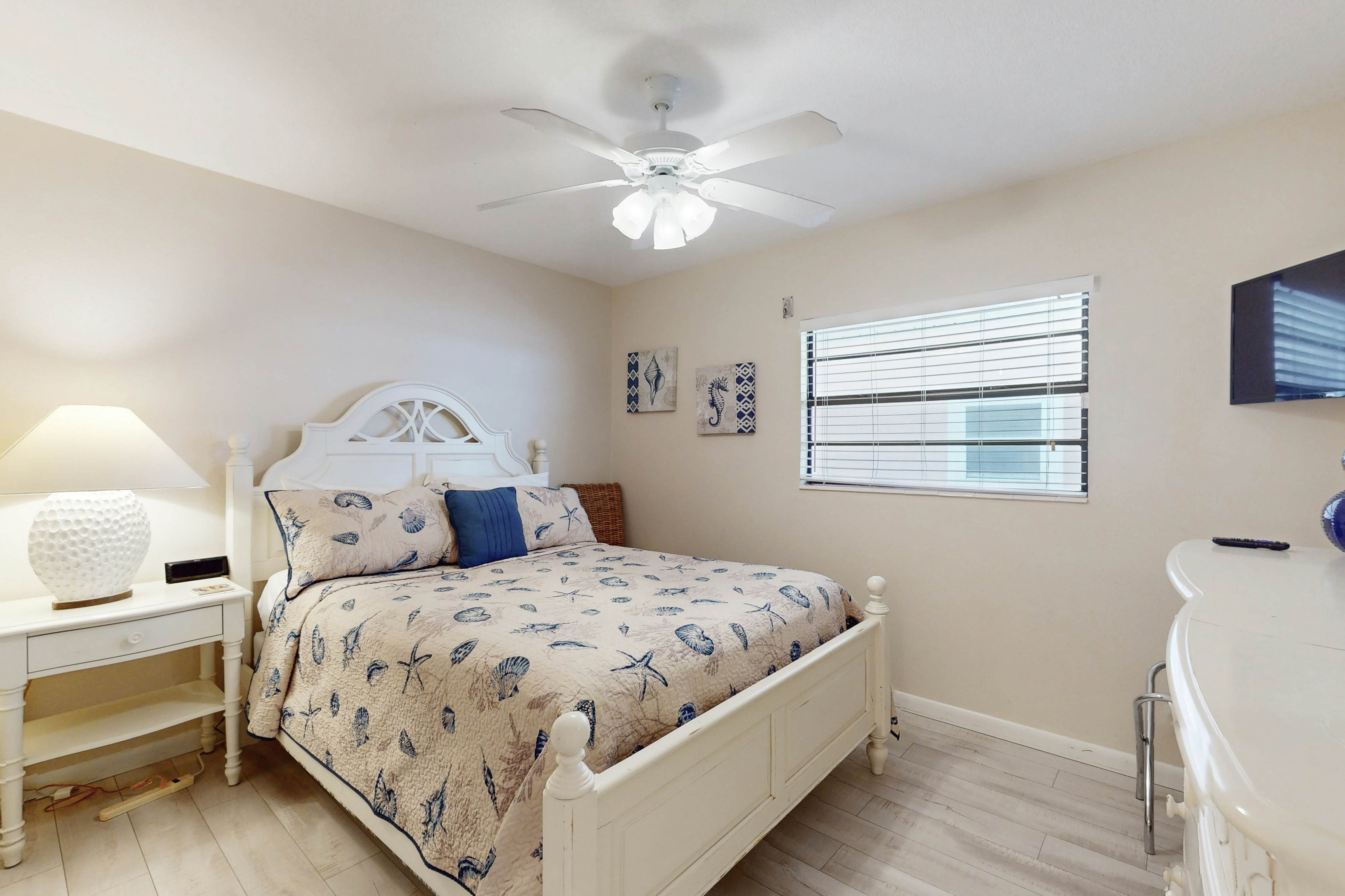 Beachfront condo with jaw-dropping Gulf views - full kitchen & central AC