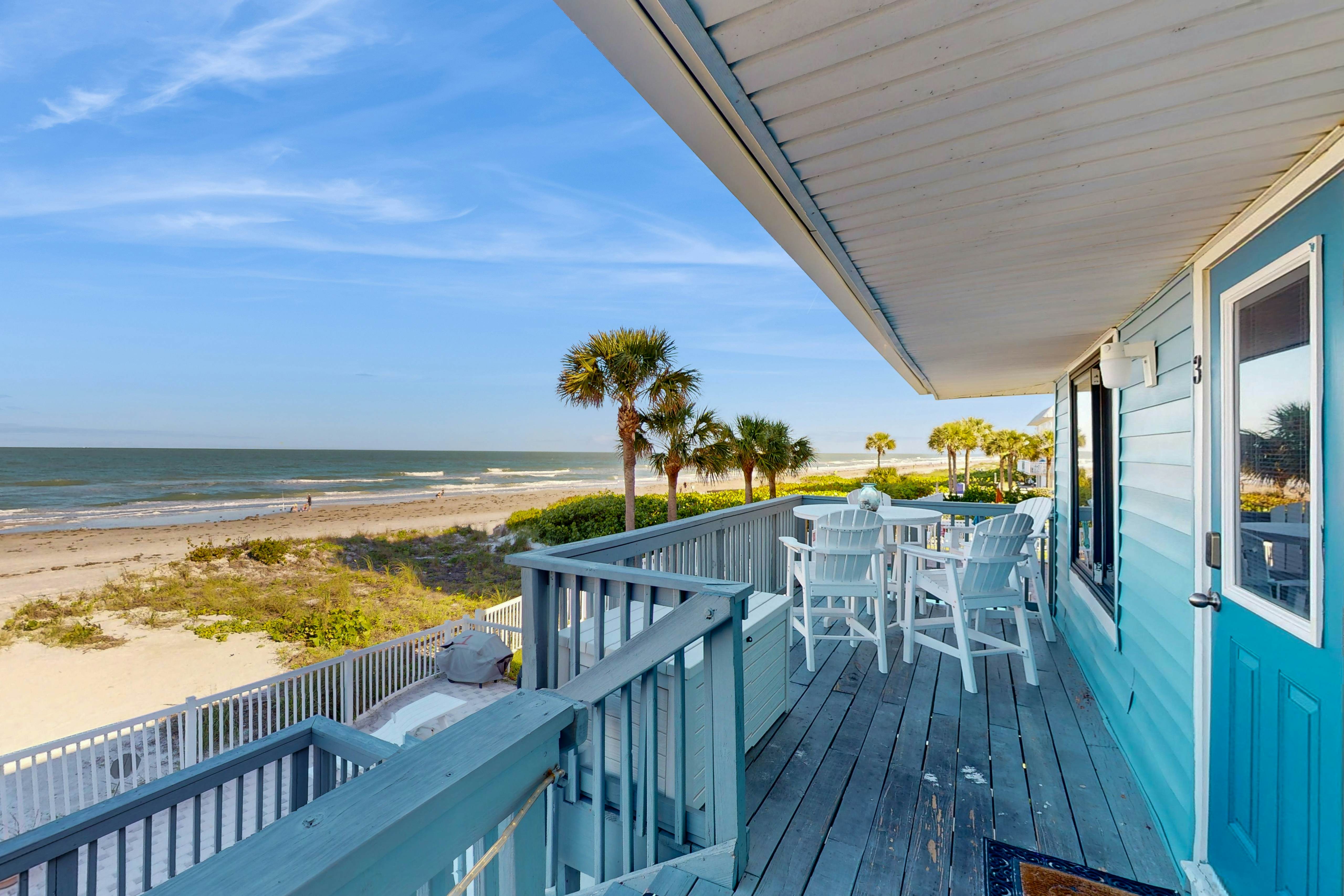 Beachfront condo with jaw-dropping Gulf views - full kitchen & central AC