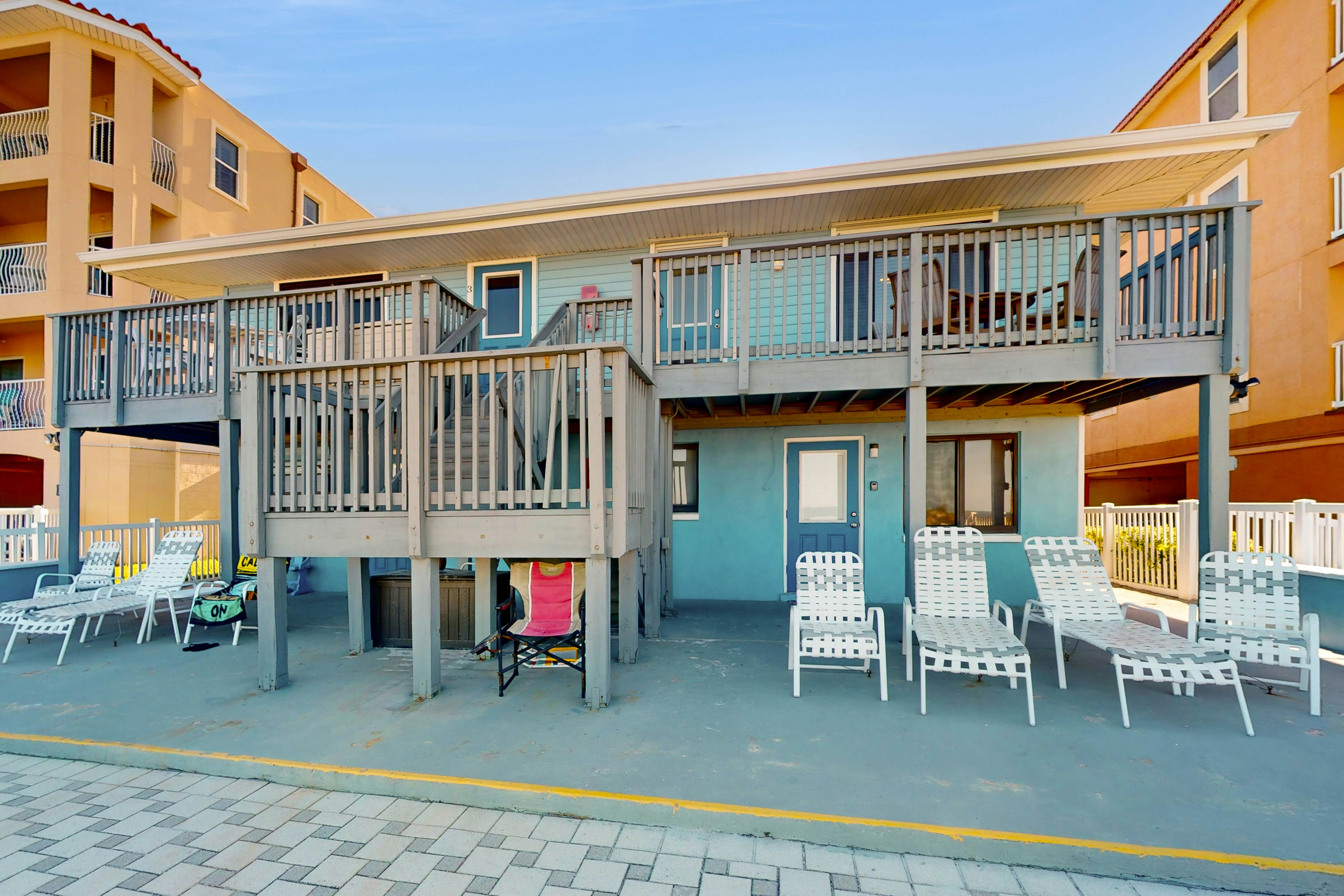 Beachfront condo with jaw-dropping Gulf views - full kitchen & central AC