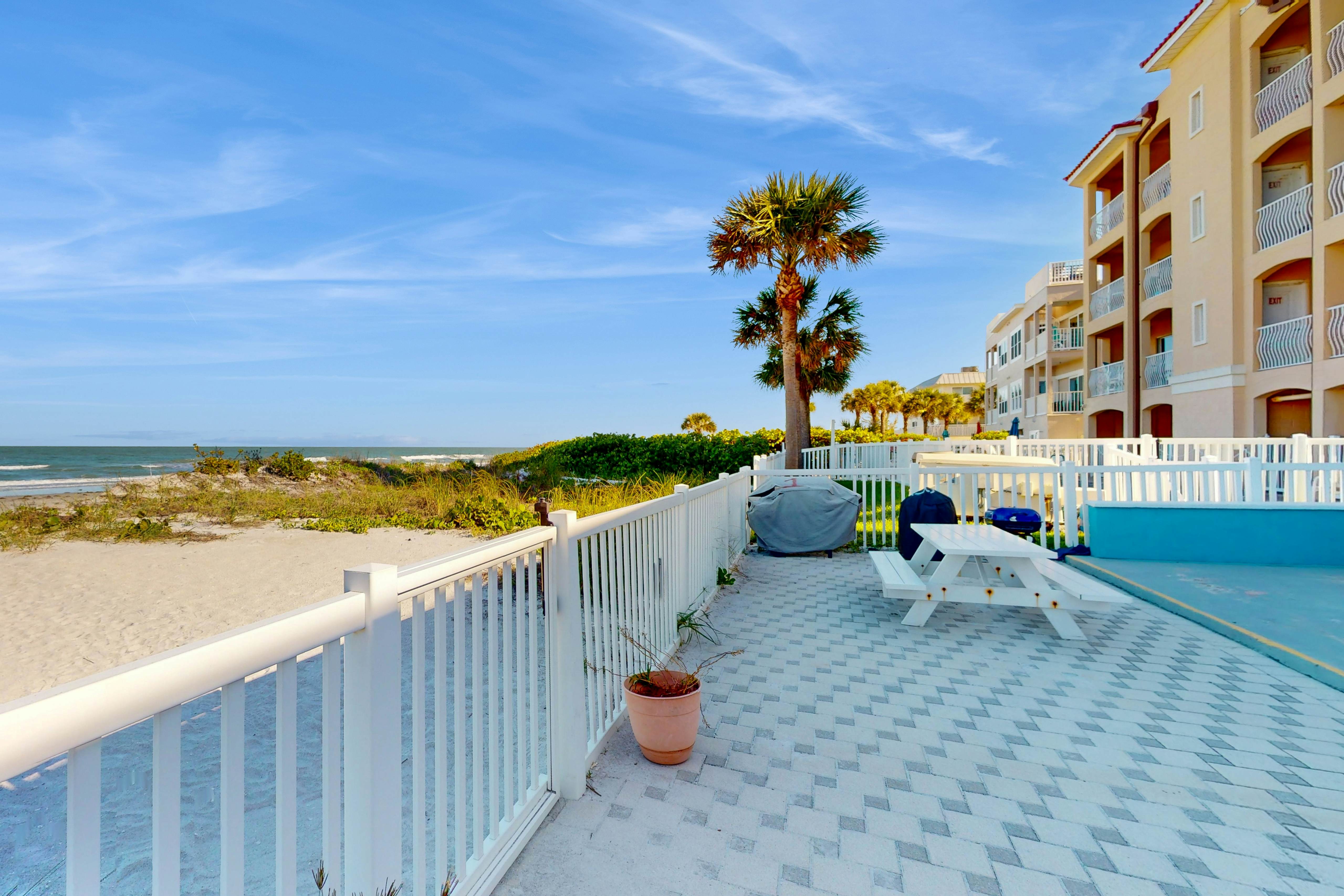 Beachfront condo with jaw-dropping Gulf views - full kitchen & central AC
