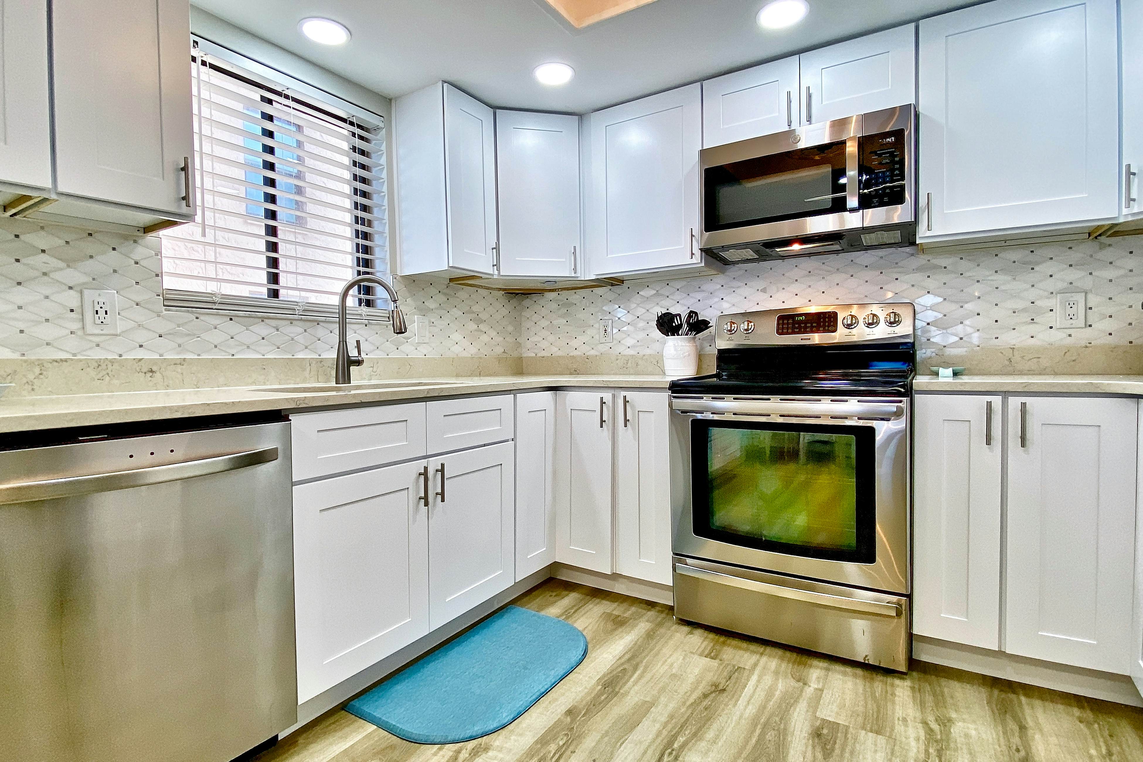 Pristine condo with sweeping Gulf views, pool, sauna, & tennis