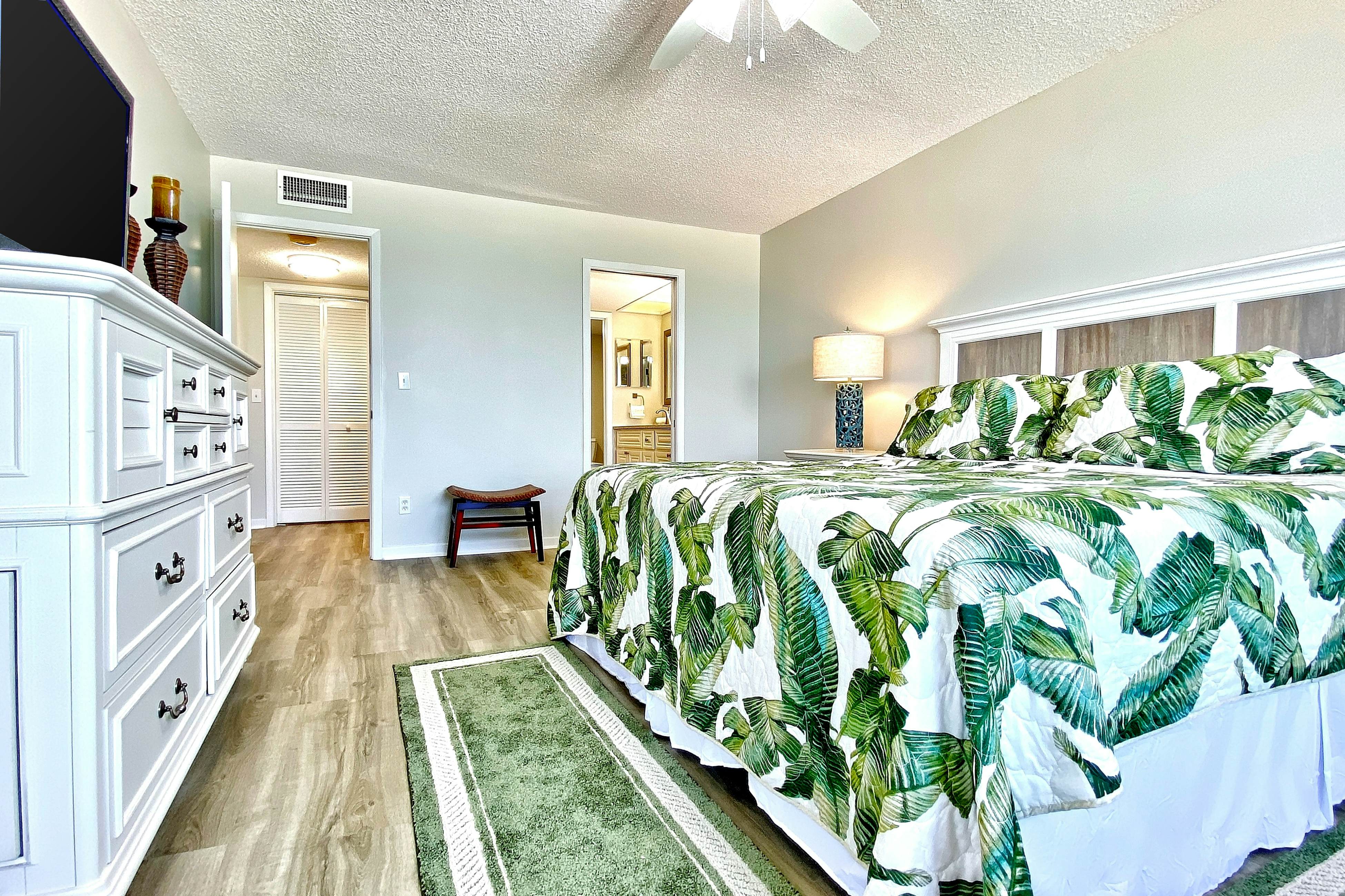 Pristine condo with sweeping Gulf views, pool, sauna, & tennis