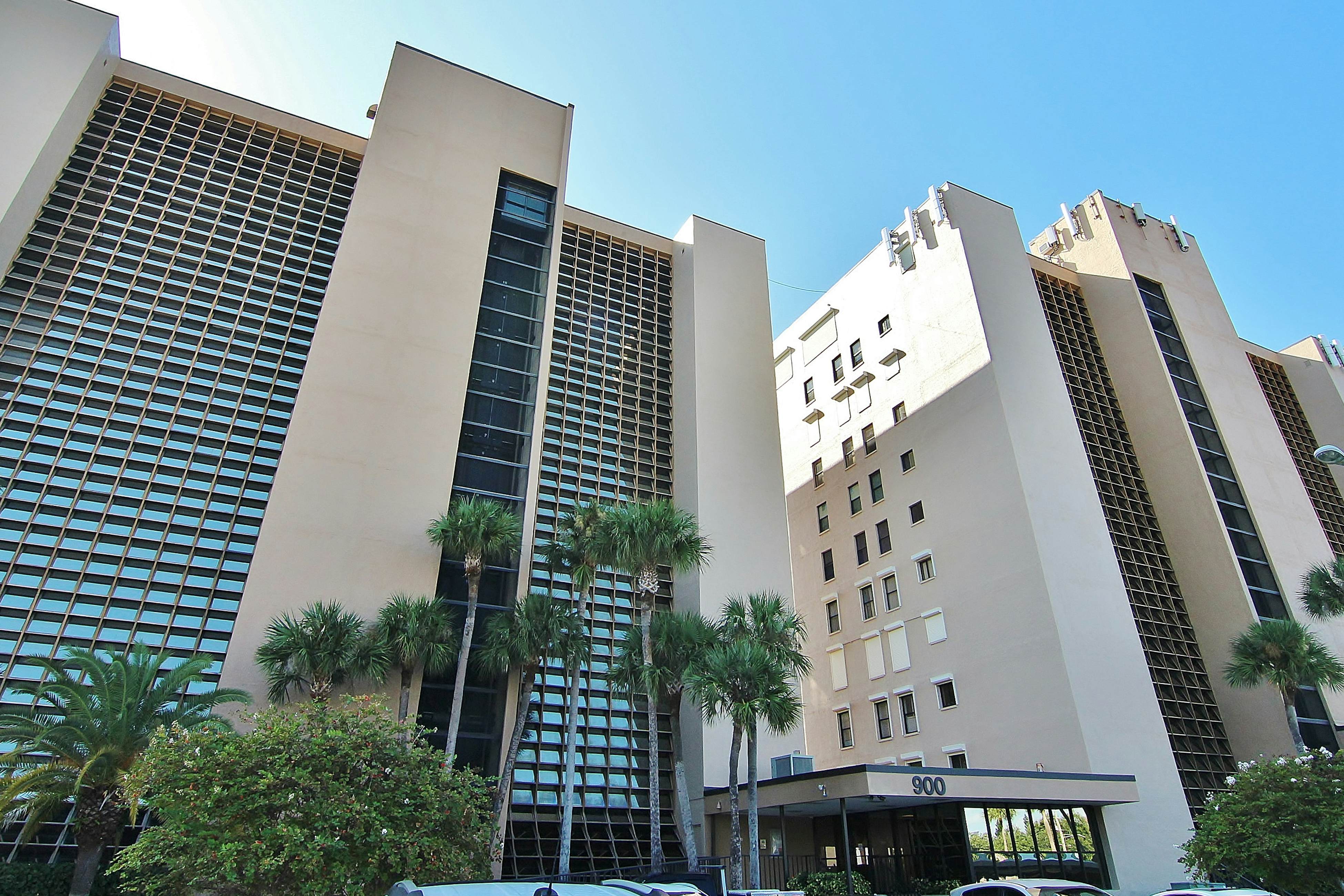 Pristine condo with sweeping Gulf views, pool, sauna, & tennis