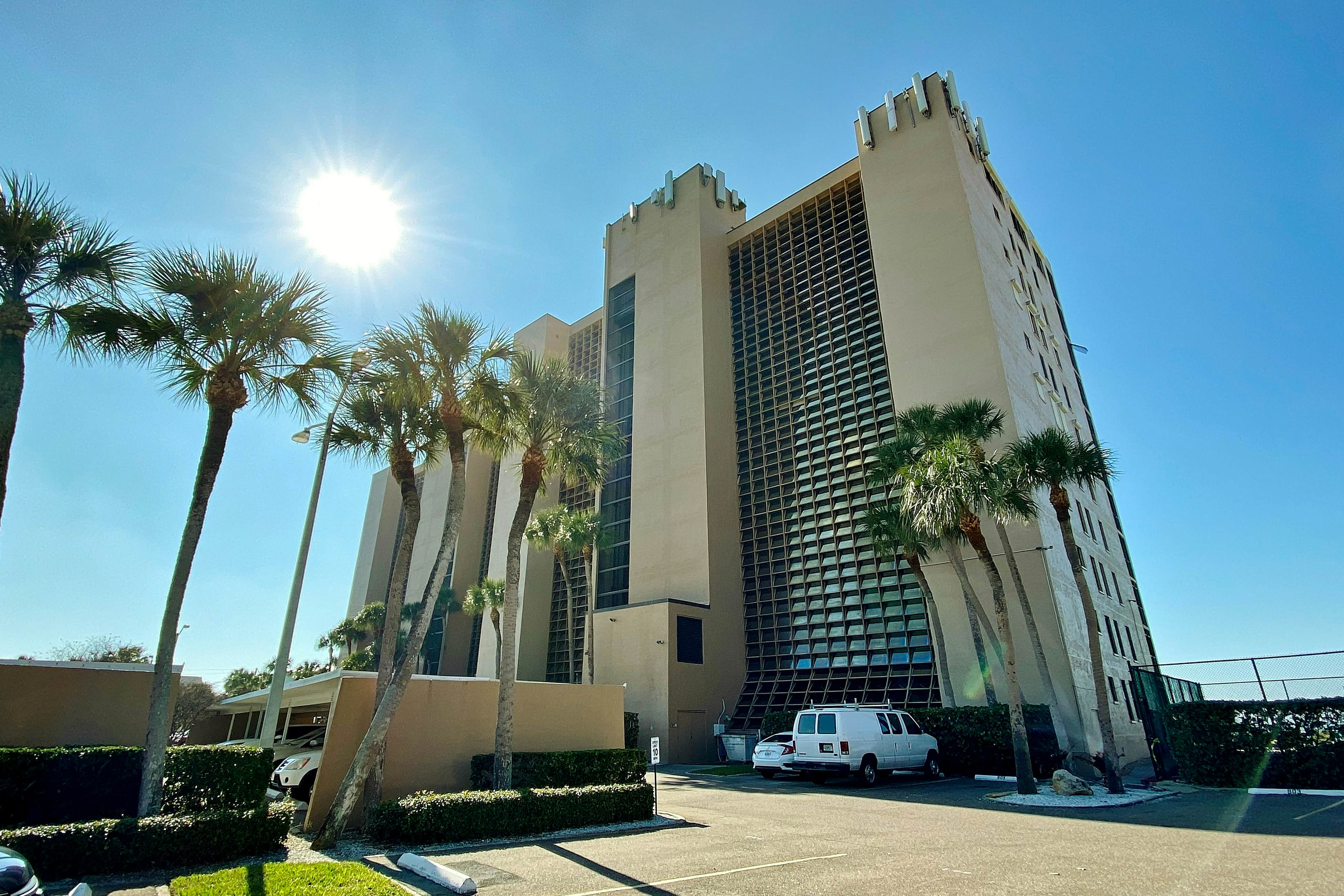Pristine condo with sweeping Gulf views, pool, sauna, & tennis